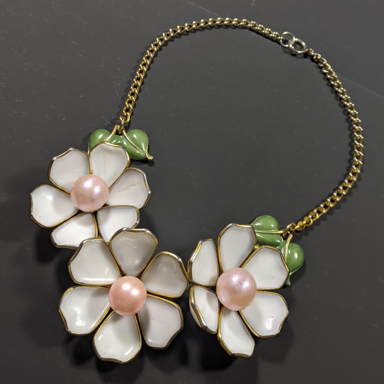 TRIFARI Alfred Philippe Gripoix, old NECKLACE, cast glass paste flowers, vintage In Good Condition For Sale In SAINT-CLOUD, FR