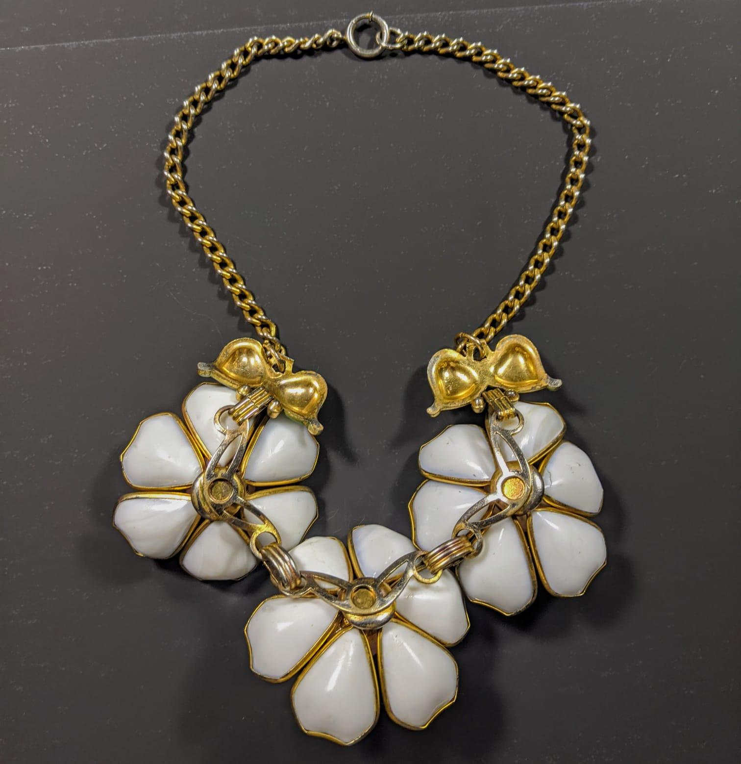 TRIFARI Alfred Philippe Gripoix, old NECKLACE, cast glass paste flowers, vintage For Sale 1