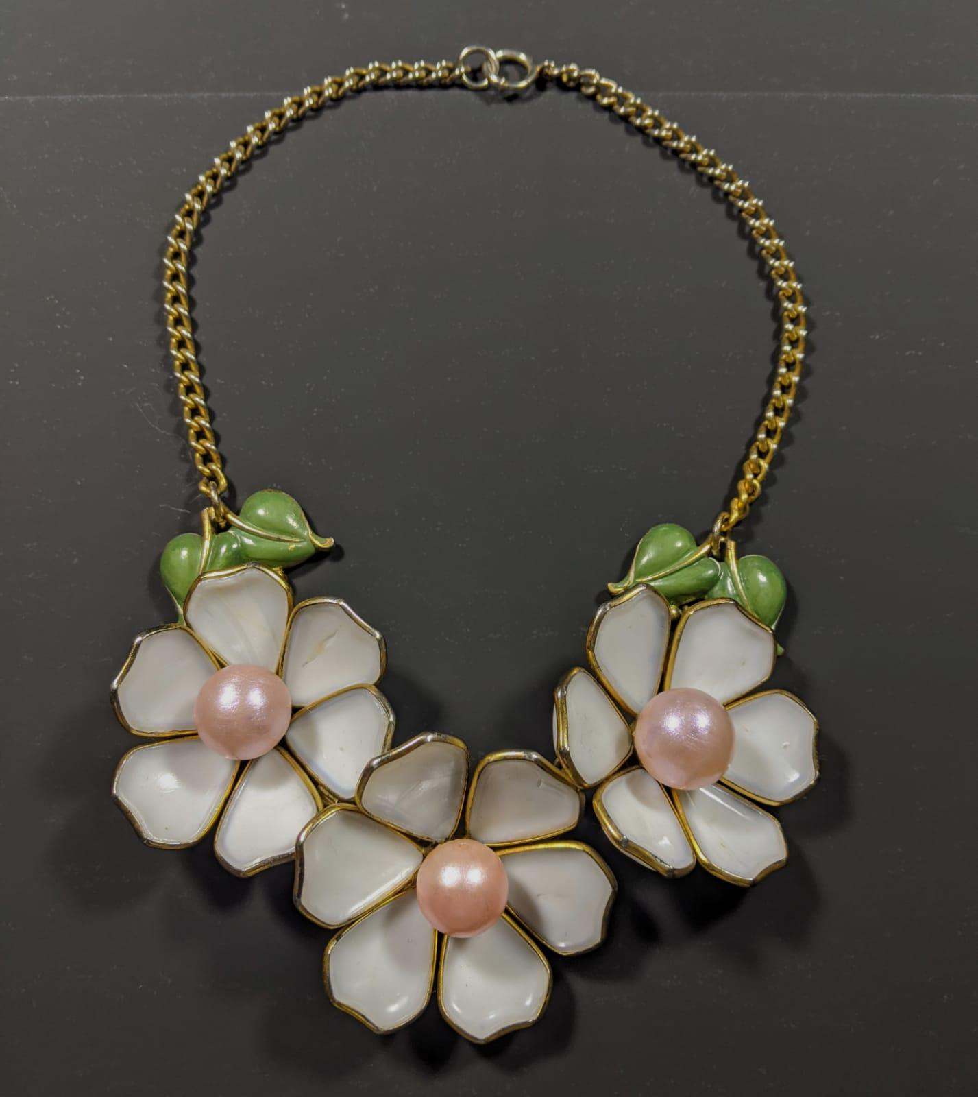 TRIFARI Alfred Philippe Gripoix, old NECKLACE, cast glass paste flowers, vintage For Sale 2