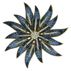 Alfred Philippe for Trifari Spilla con fiore di zaffiro incastonato a scomparsa