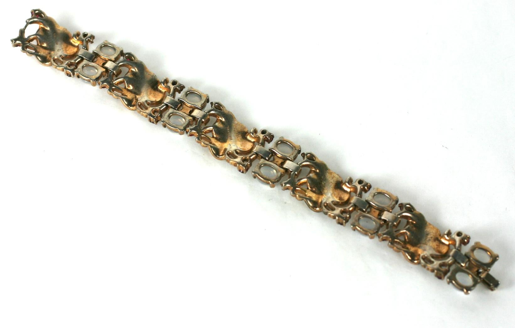 Rétro Bracelet Trifari Alfred Philippe à feuilles dorées en pierre de lune et rubis en vente