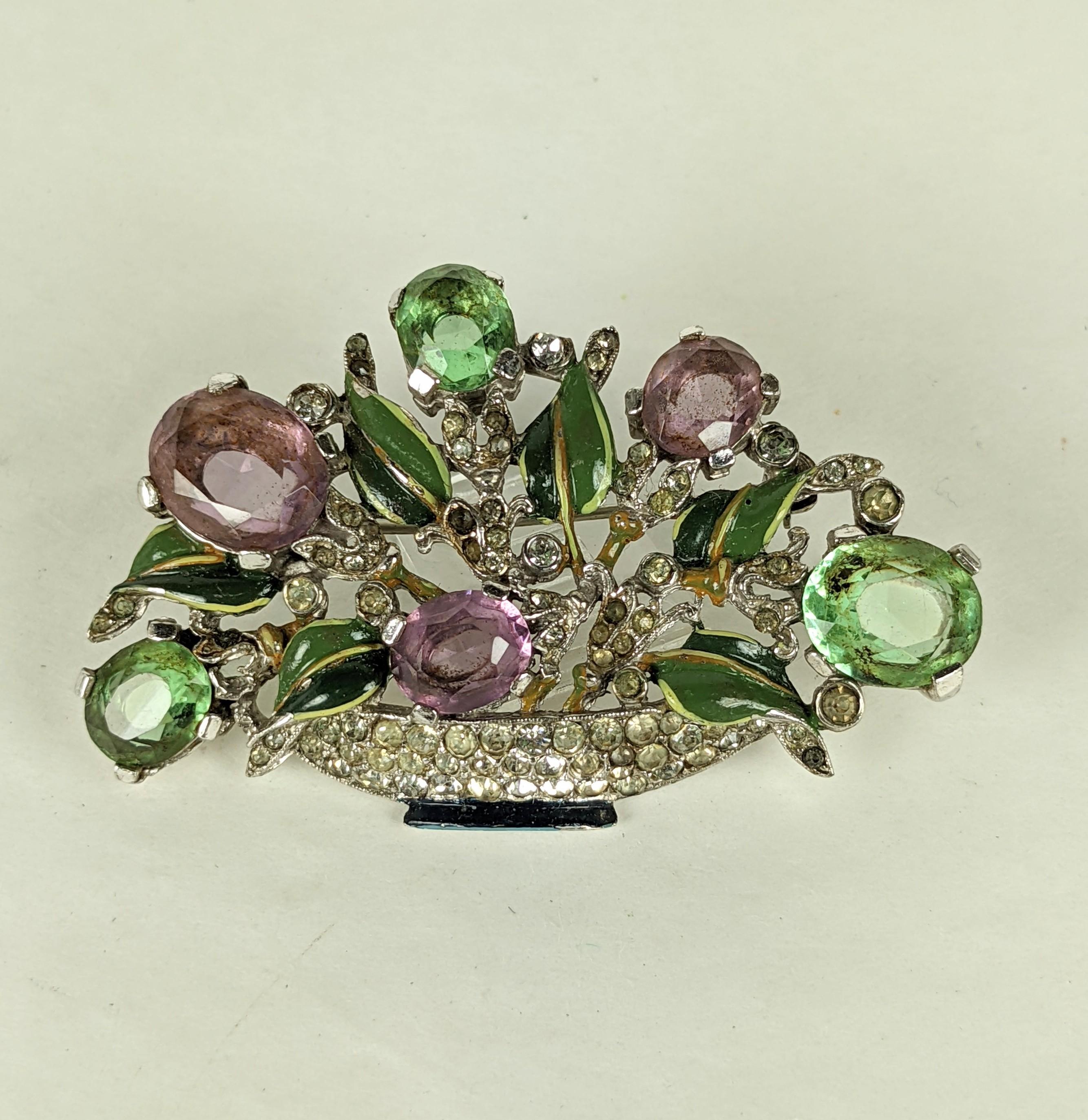 Cesta Trifari Alfred Phillipe con peridotos de imitación, amatistas y hojas esmaltadas a mano de la década de 1930.  Mide 2,5