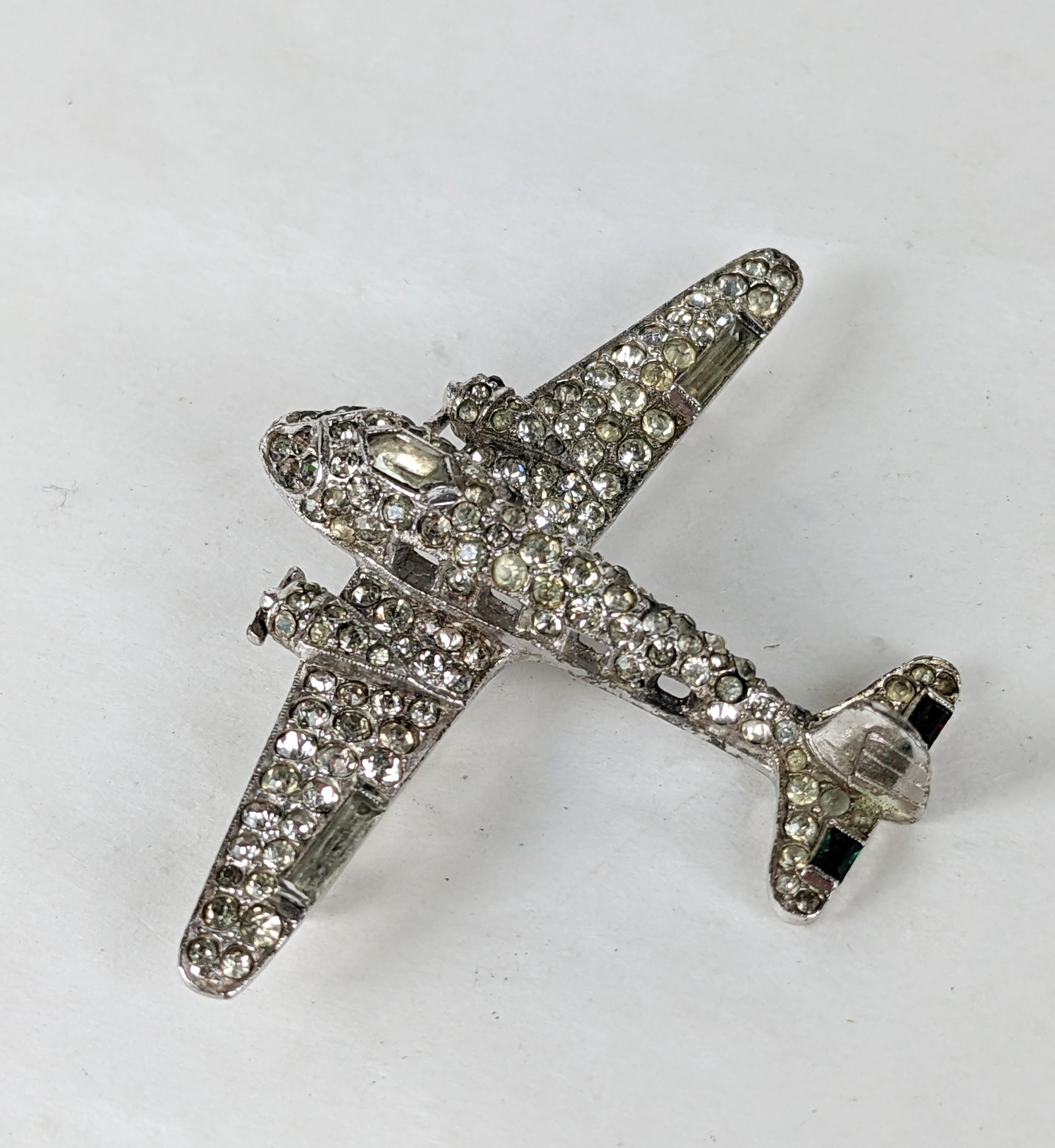 Raro Plano de Pavé Art Decó Trifari de los años 30 en acabado de alto rodio con brillantes de pavé en varios cortes. Magníficos detalles. Perforado en los lados para las ventanas con una baguette verde y rubí a cada lado de la cola de los aviones.