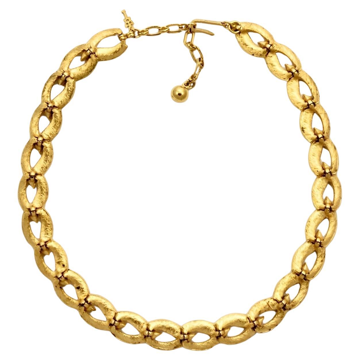 Beautiful Trifari brushed and shiny gold plated leaf link design necklace. Length 40.5 cm / 15.9 inches, including the extension, by width 1.2 cm / .47 inch. There is wear to the gold plating.

This lovely vintage necklace would look wonderful with
