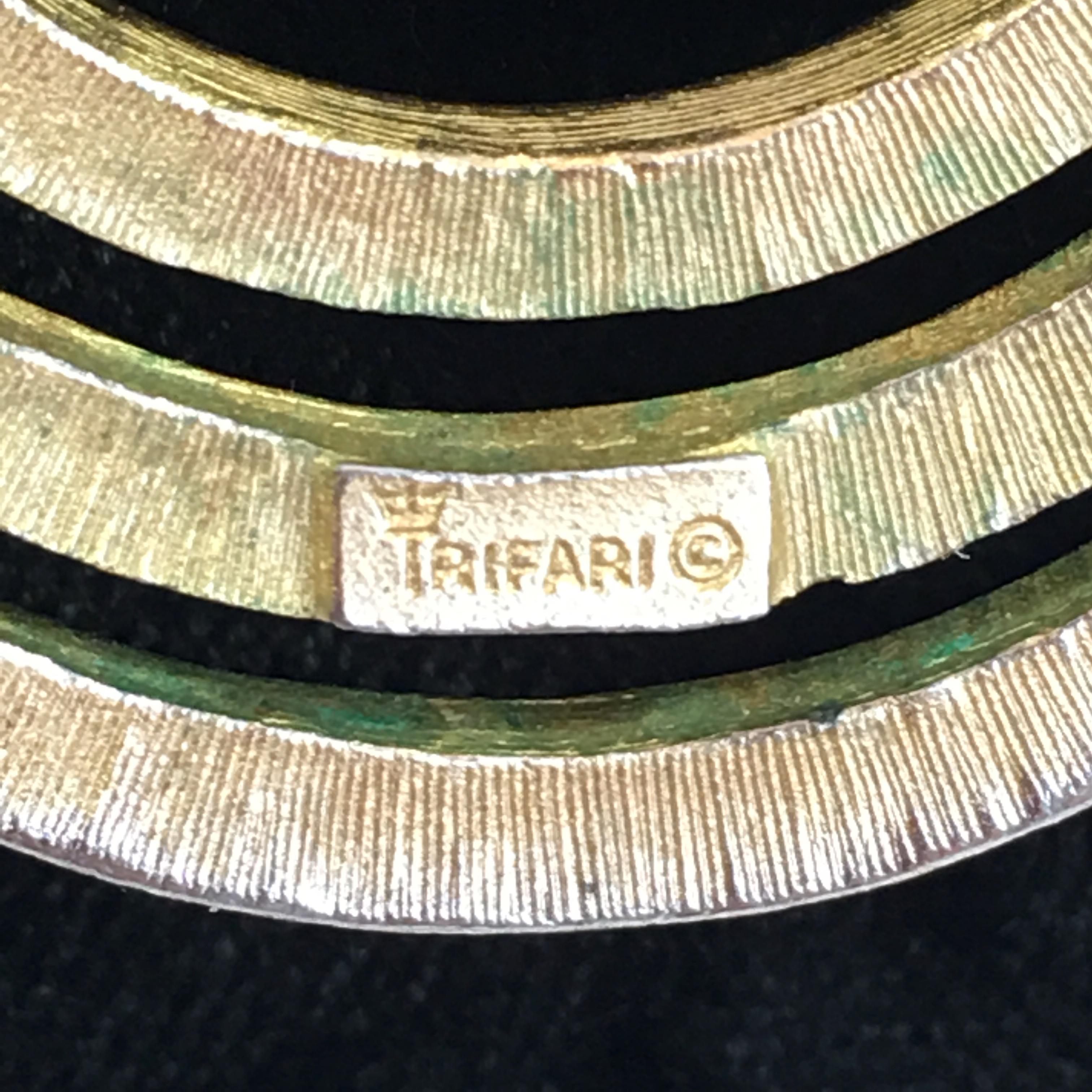 Trifari Rundes Design Goldfarbene Halskette mit runder Schlangenkette im Zustand „Relativ gut“ im Angebot in Los Angeles, CA
