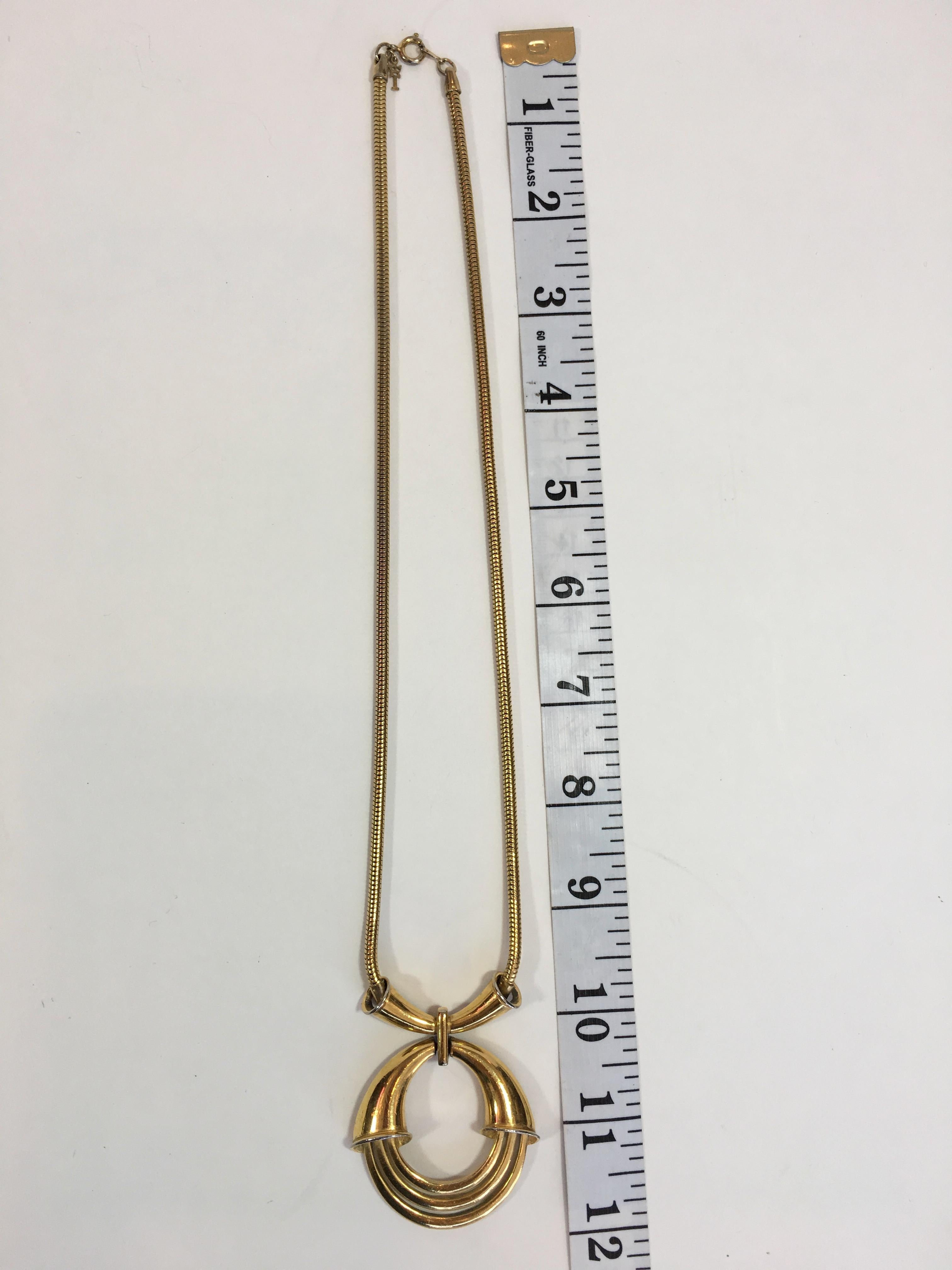 Trifari Rundes Design Goldfarbene Halskette mit runder Schlangenkette im Angebot 1