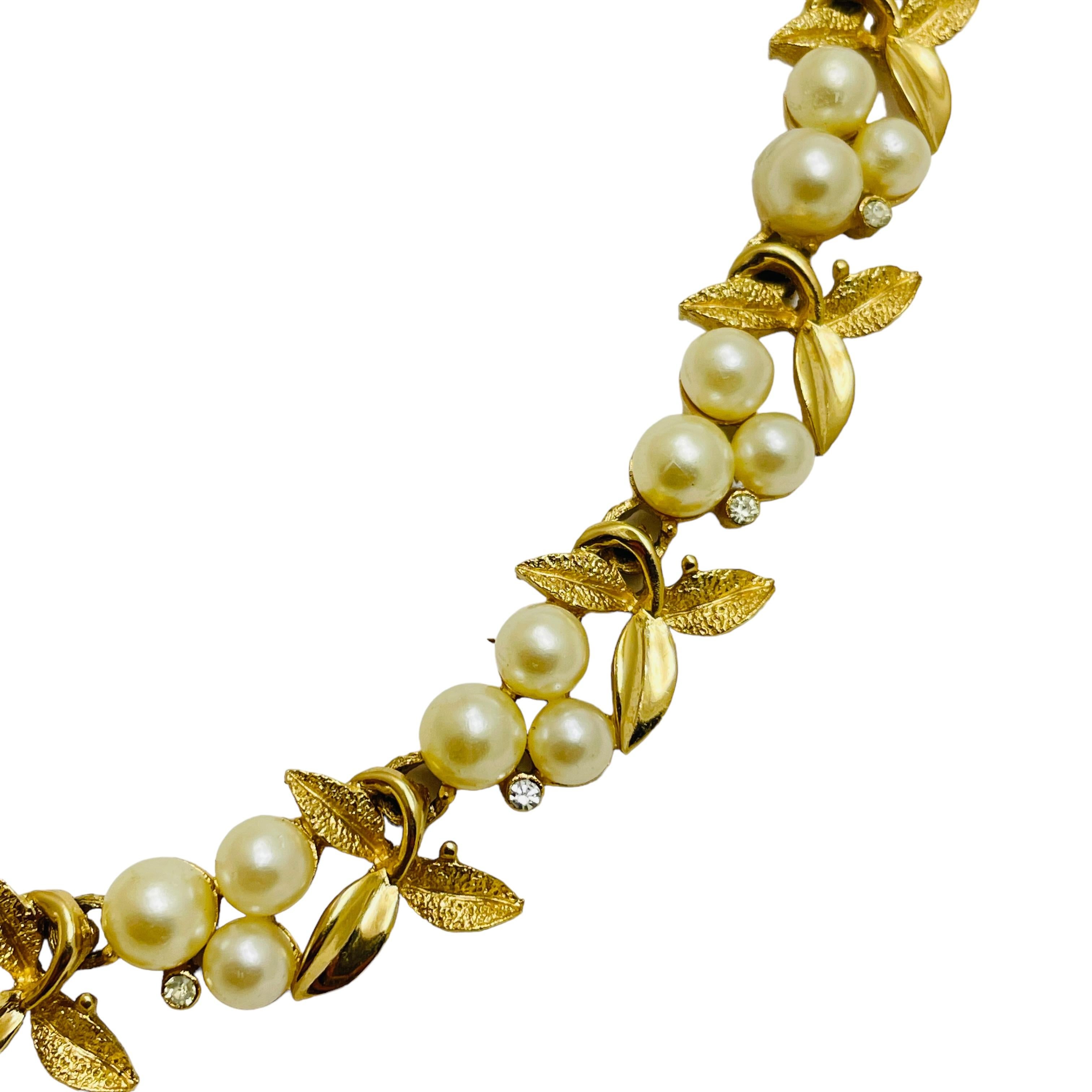 DETAILS

• signed TRIFARI crown

• gold tone with faux pearls and rhinestones  

• vintage designer necklace

MEASUREMENTS  

• 

CONDITION

•  very good vintage condition with minimal signs of wear 

 Sku 46

❤️❤️  VINTAGE DESIGNER JEWELRY