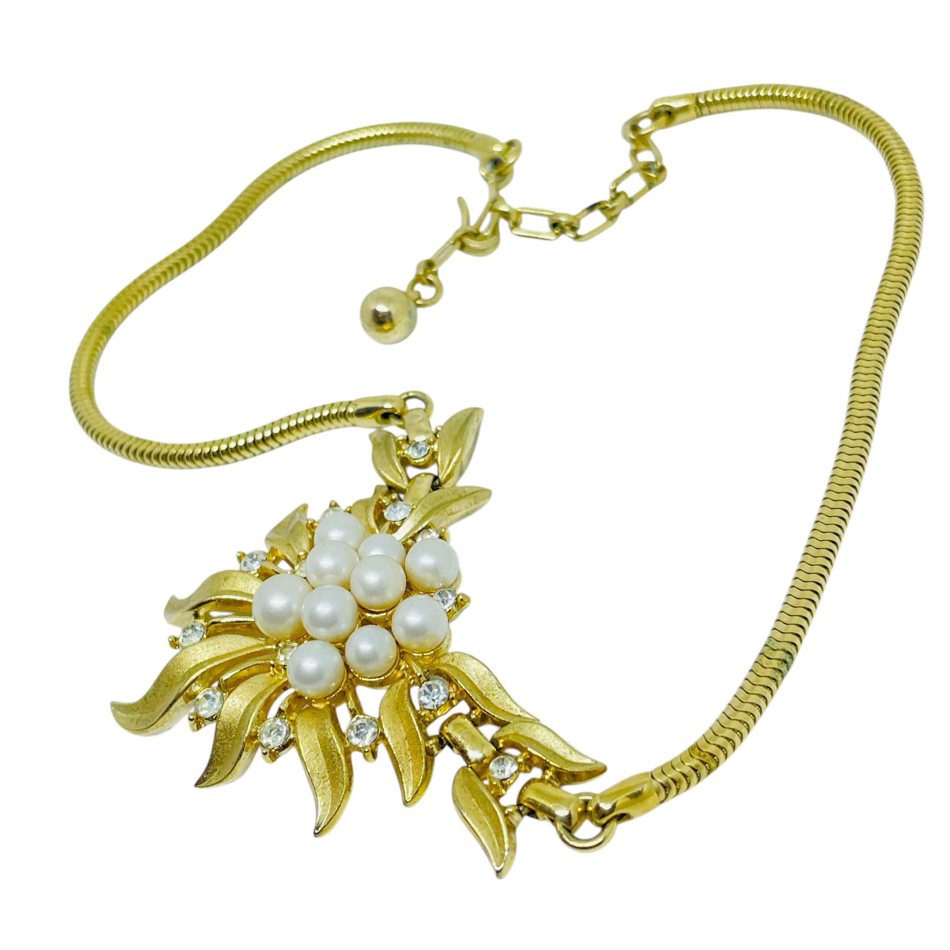 Trifari corona firmata oro perla strass fiore collana di design In condizioni buone in vendita a Palos Hills, IL