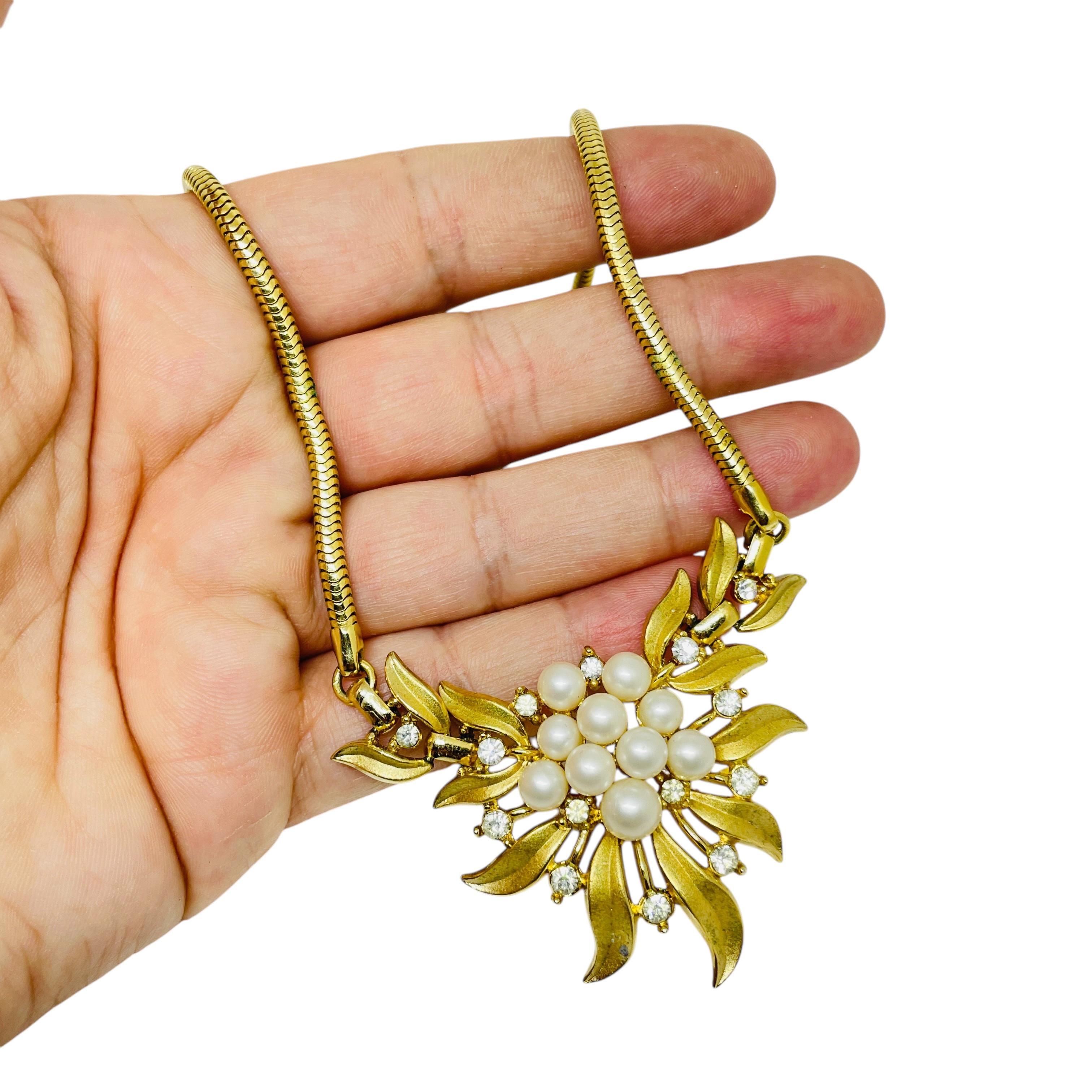 Trifari corona firmata oro perla strass fiore collana di design in vendita 2