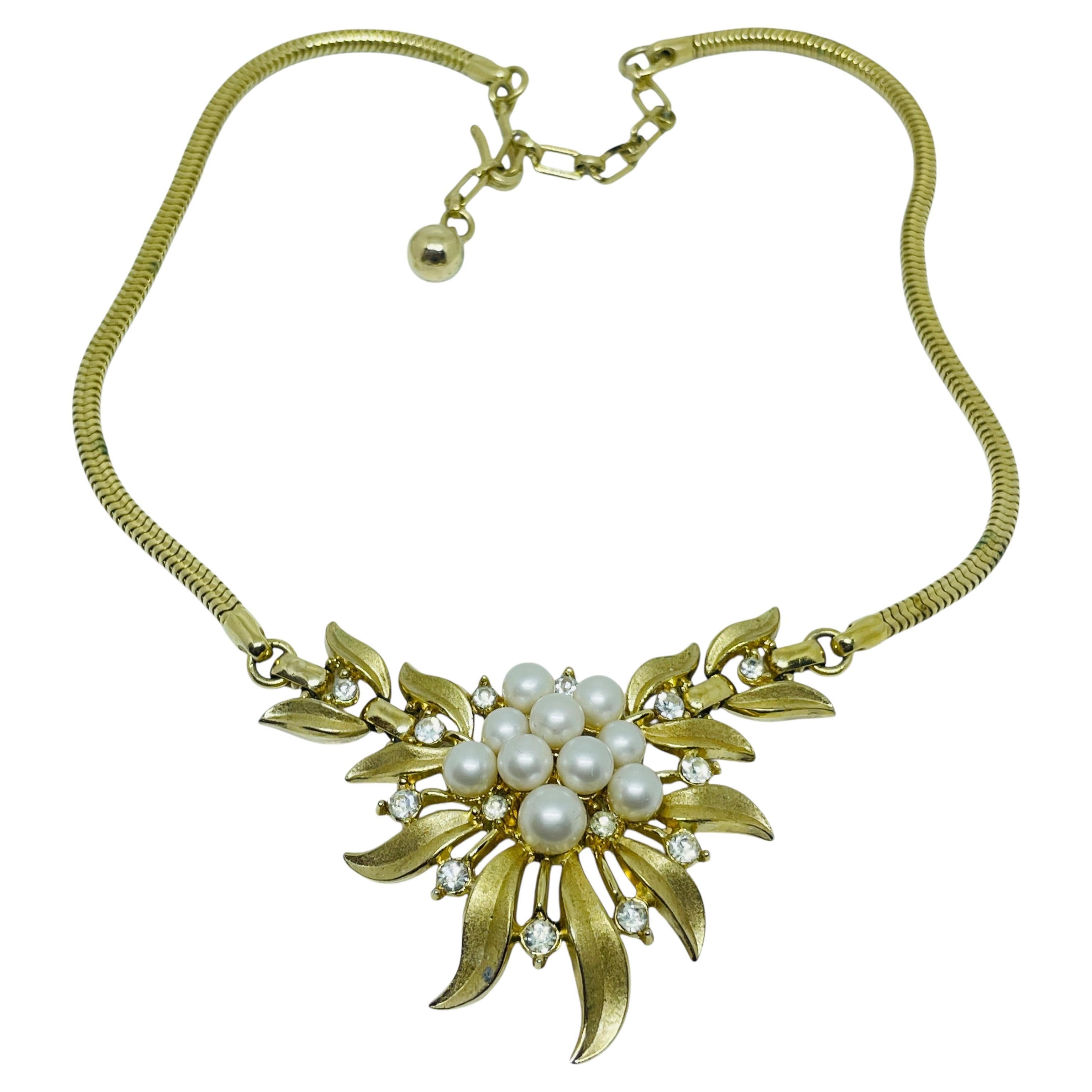 Trifari corona firmata oro perla strass fiore collana di design in vendita