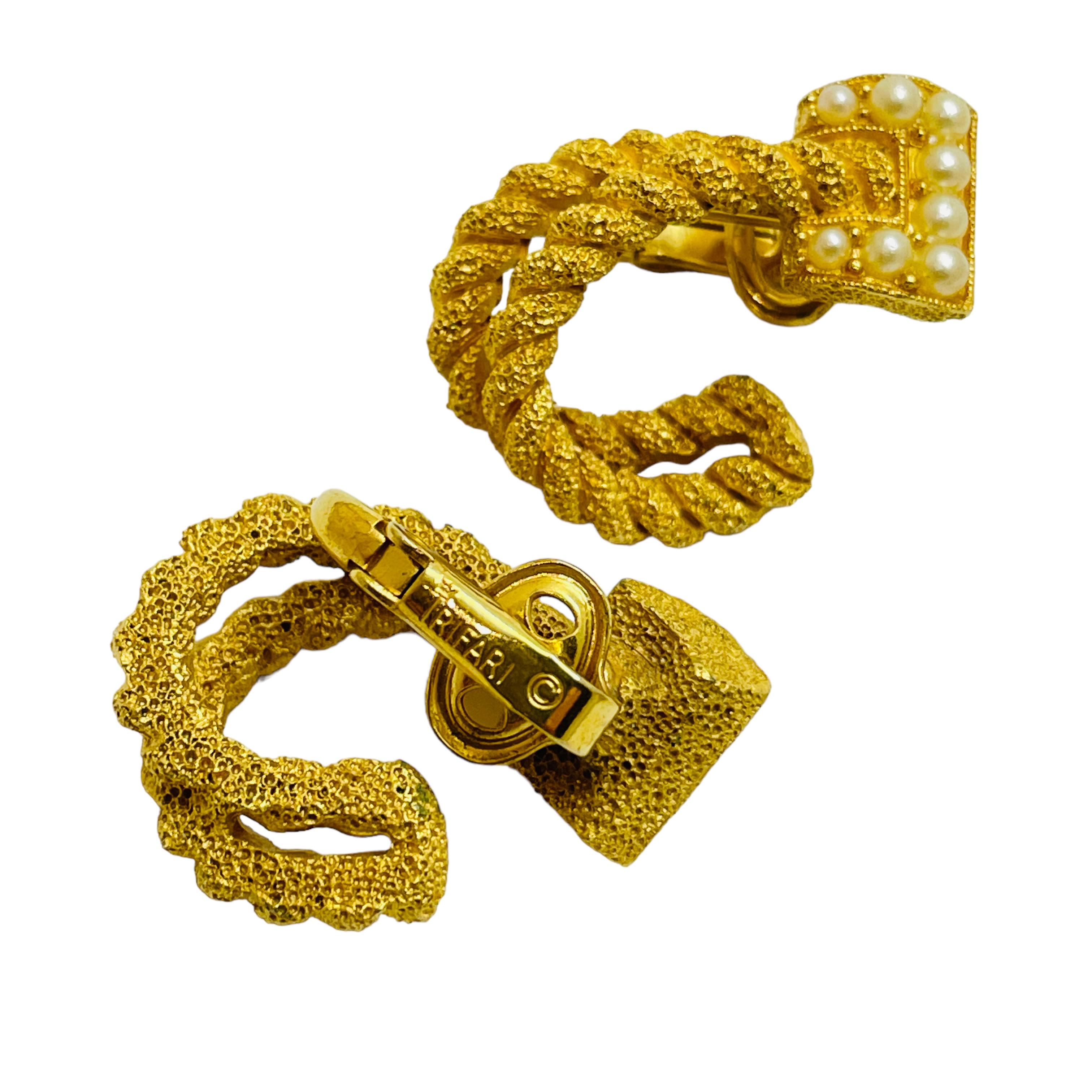 Orecchini a clip firmati Trifari con corona placcata oro e finte perle In condizioni buone in vendita a Palos Hills, IL