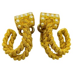 TRIFARI Couronne signée, boucles d'oreilles à clip en fausse perle plaquée or