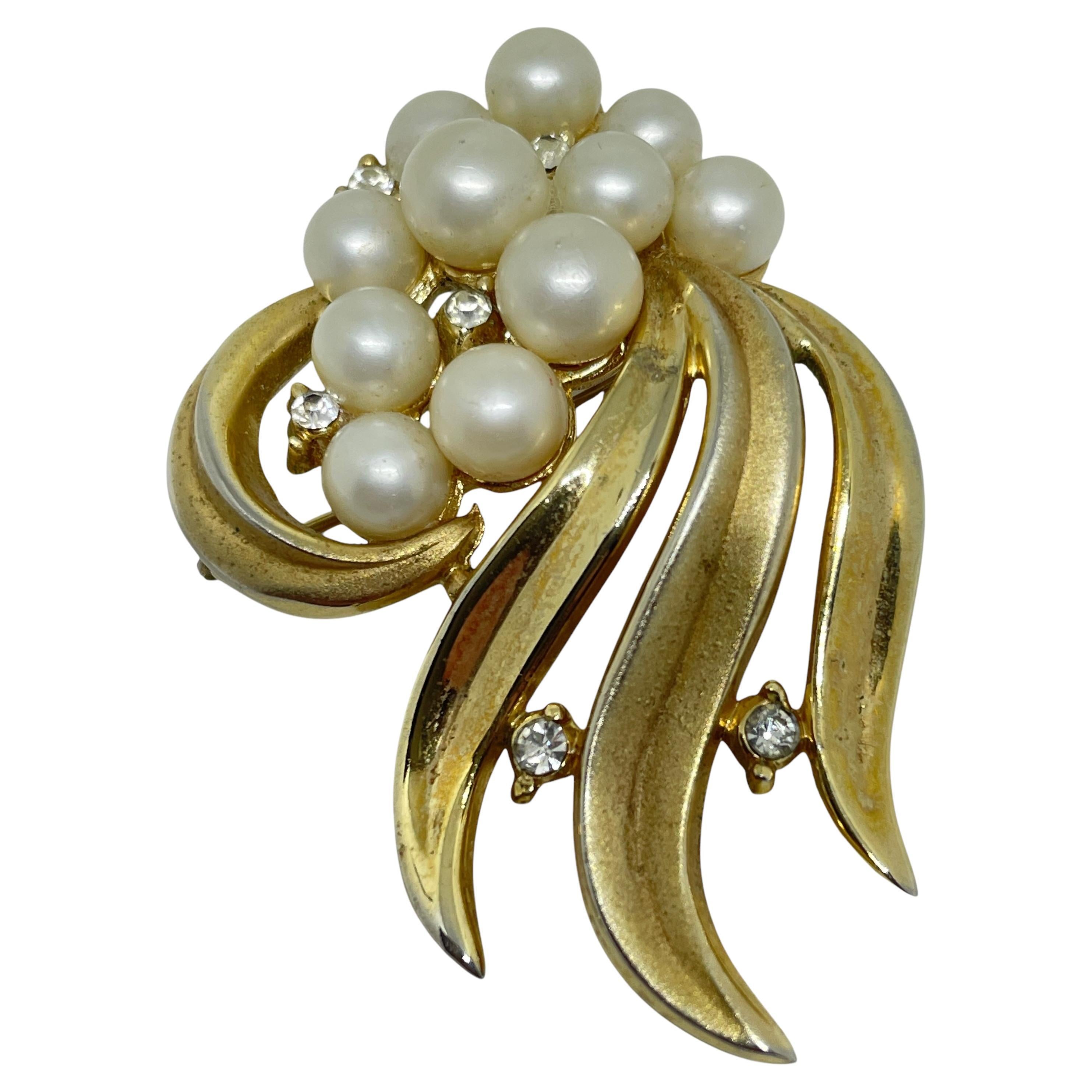 Trifari couronne signée plaqué or fausses perles strass fleur broche designer