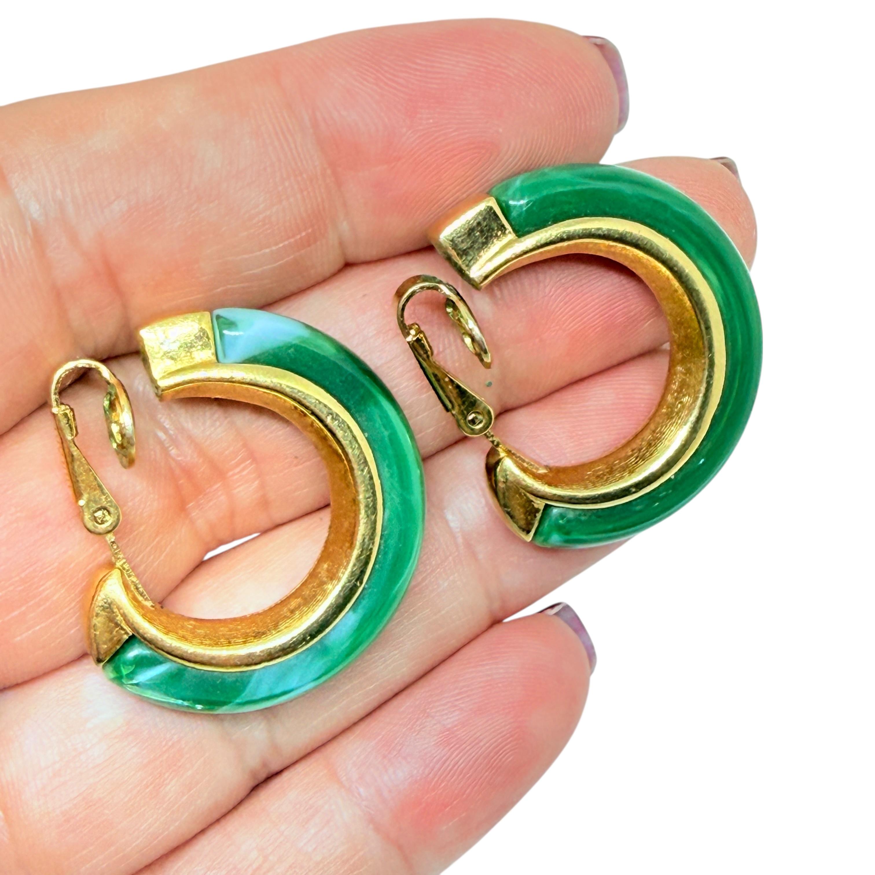 DÉTAILS

• couronne signée Trifari

• ton or avec lucite

• Boucles d'oreilles design/One vintage
 
MESURES  

1 1/8