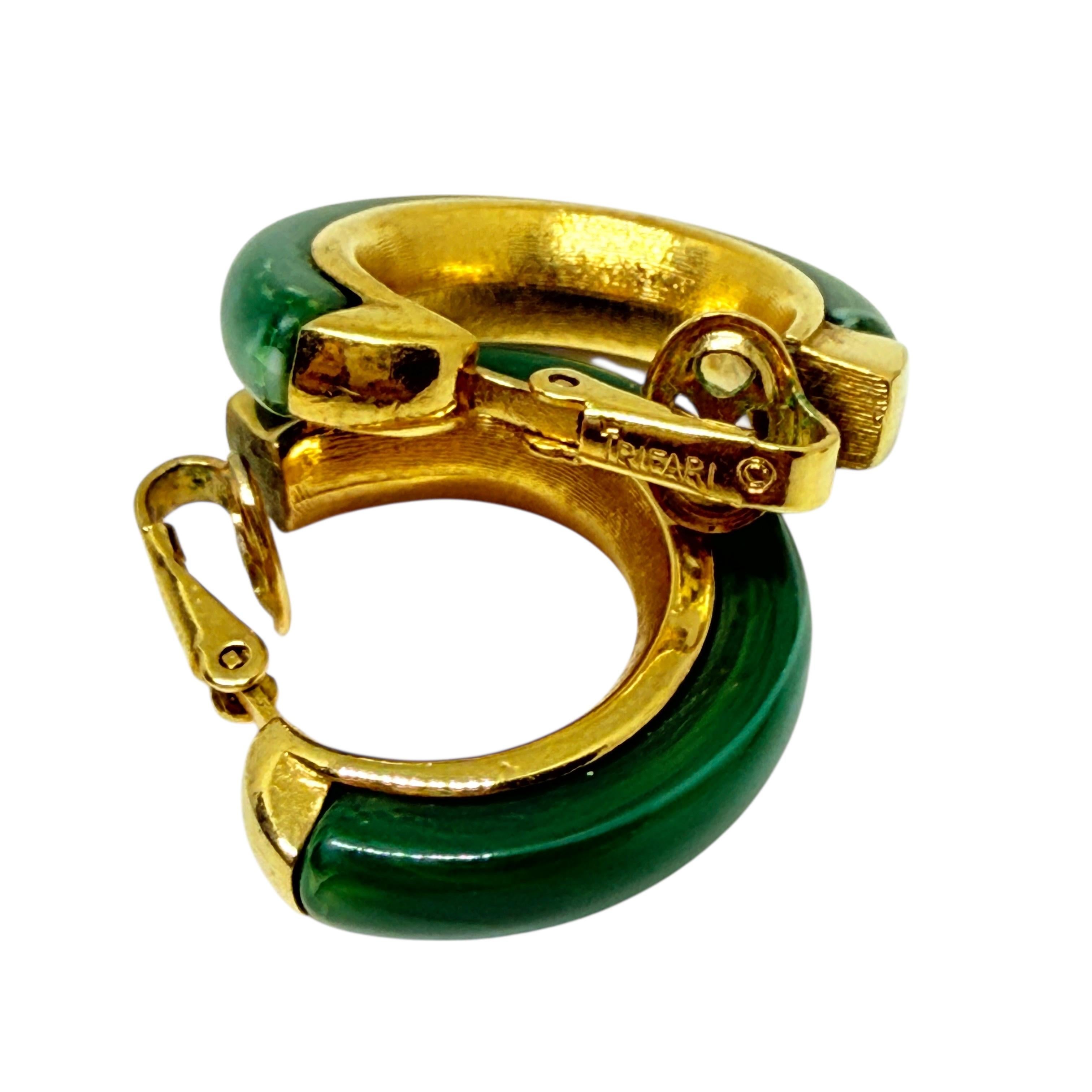 Trifari couronne signée ton or lucite verte cerceau designer boucles d'oreilles à clip Bon état - En vente à Palos Hills, IL