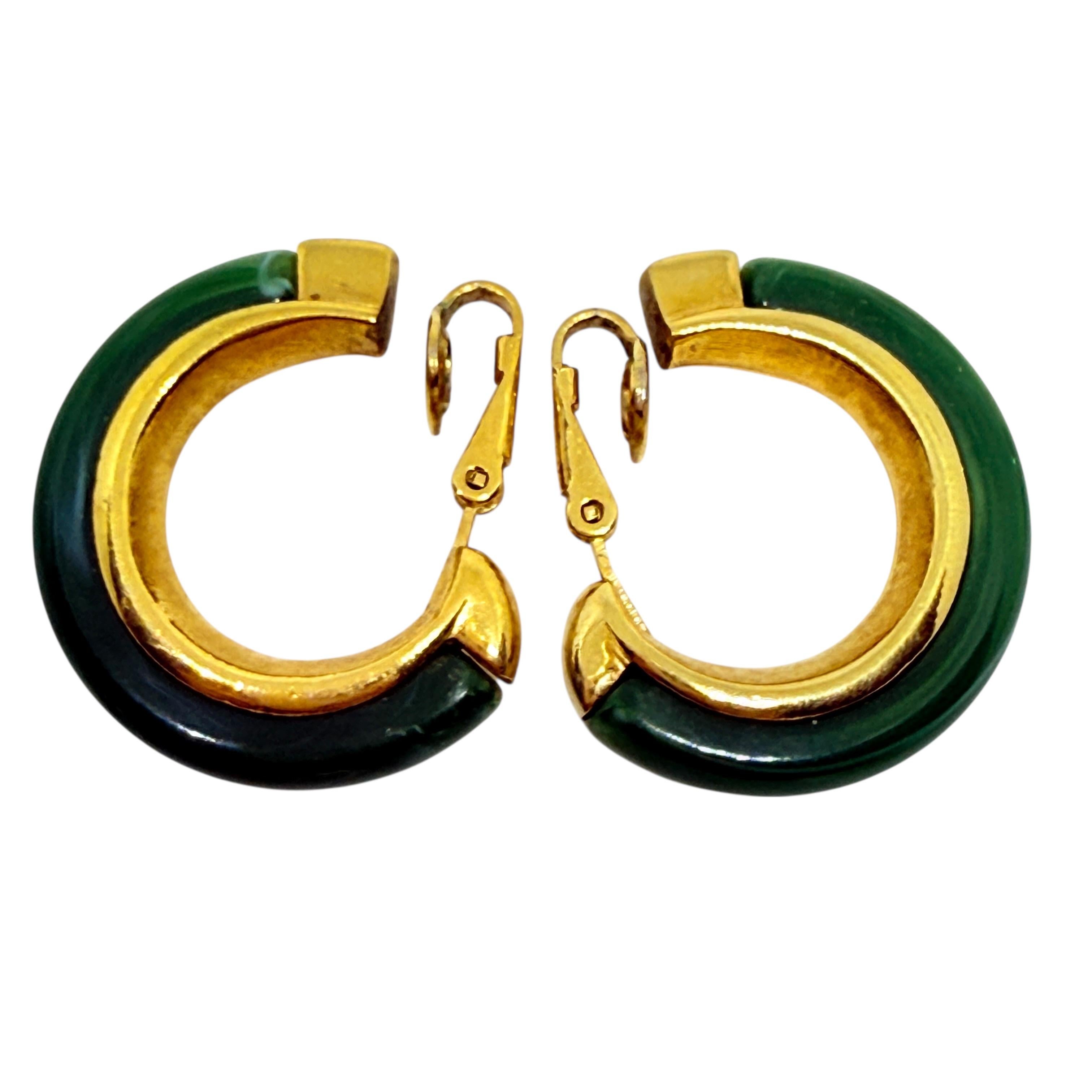 Trifari couronne signée ton or lucite verte cerceau designer boucles d'oreilles à clip Unisexe en vente