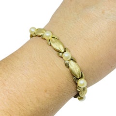 Bracciale firmato Trifari con corona di perle color oro