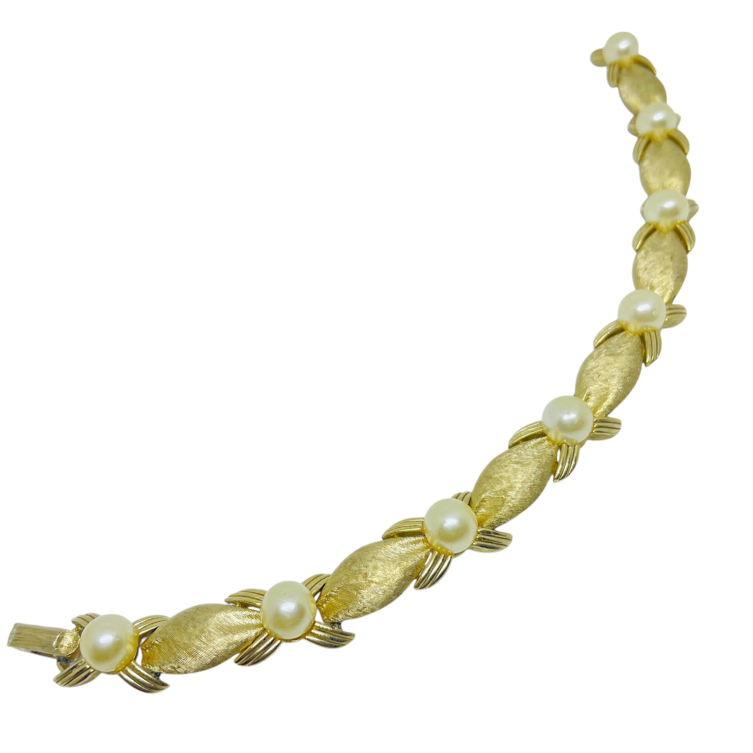 TRIFARI corona firmada tono dorado perla pulsera de diseño en venta 1