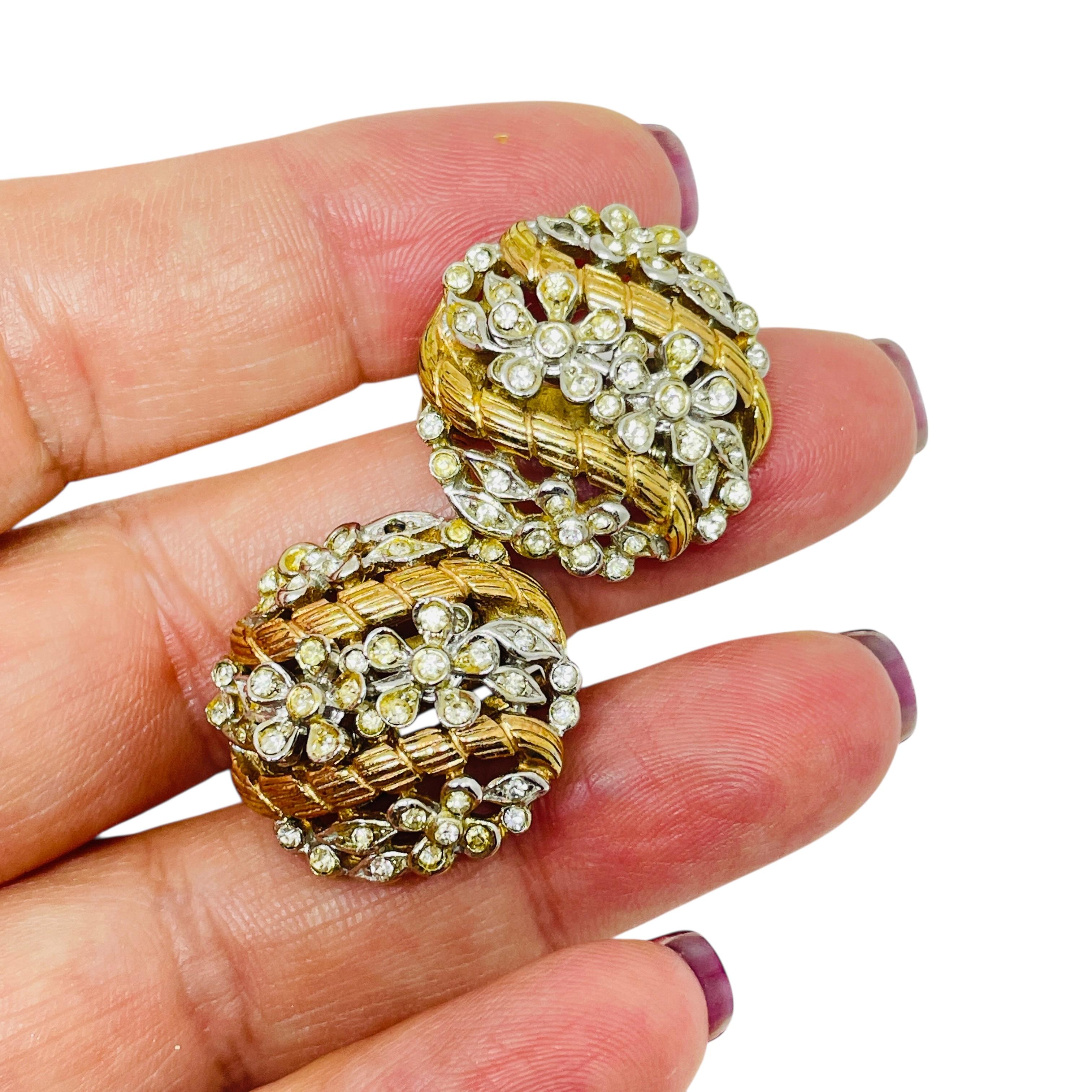 DETAILS

- • unterzeichnet TRIFARI 

- • goldfarben mit Strasssteinen

- • Vintage-Designer-Ohrringe

MASSNAHMEN

- • CONDIT

- • sehr guter Vintage-Zustand mit minimalen Gebrauchsspuren

Sku 55

❤️❤️ VINTAGE-DESIGNER-SCHMUCK ❤️❤️

❤️❤️ ALEXANDER'S