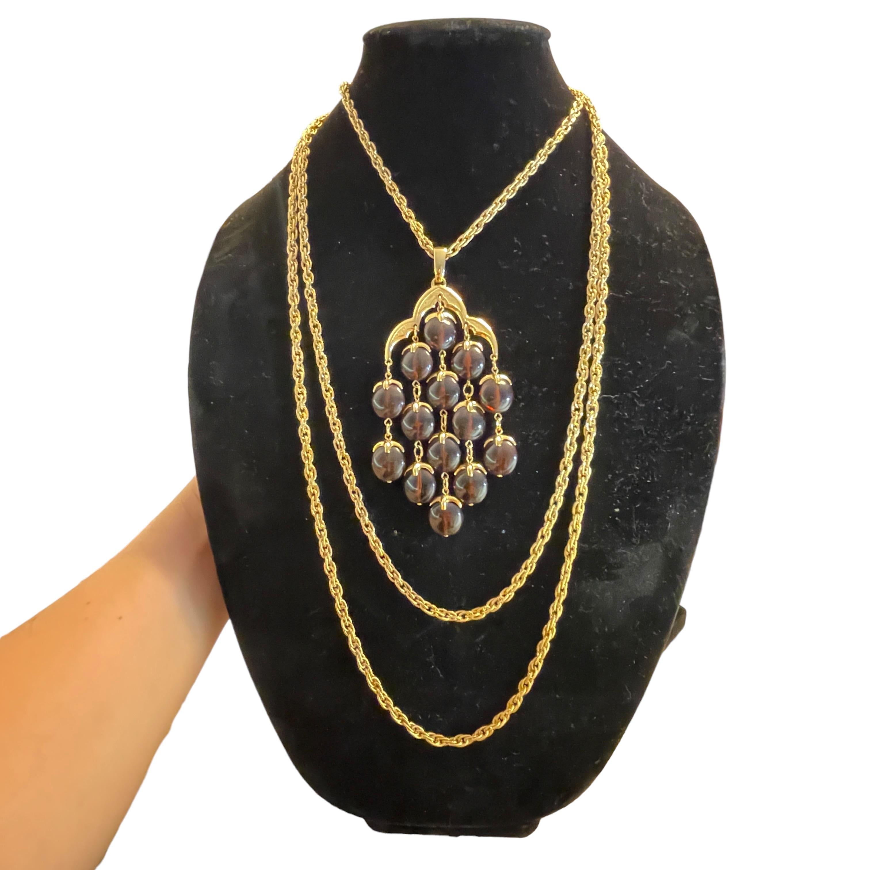 DETALLES

- corona TRIFARI firmada

- tono dorado con gotas de lucita  

- collar vintage de diseño

MEDIDAS  

- 

CONDICIÓN

-  muy buen estado vintage con mínimos signos de desgaste 

 Código 46

❤️❤️  JOYAS DE DISEÑO VINTAGE ❤️❤️

❤️❤️  BOUTIQUE