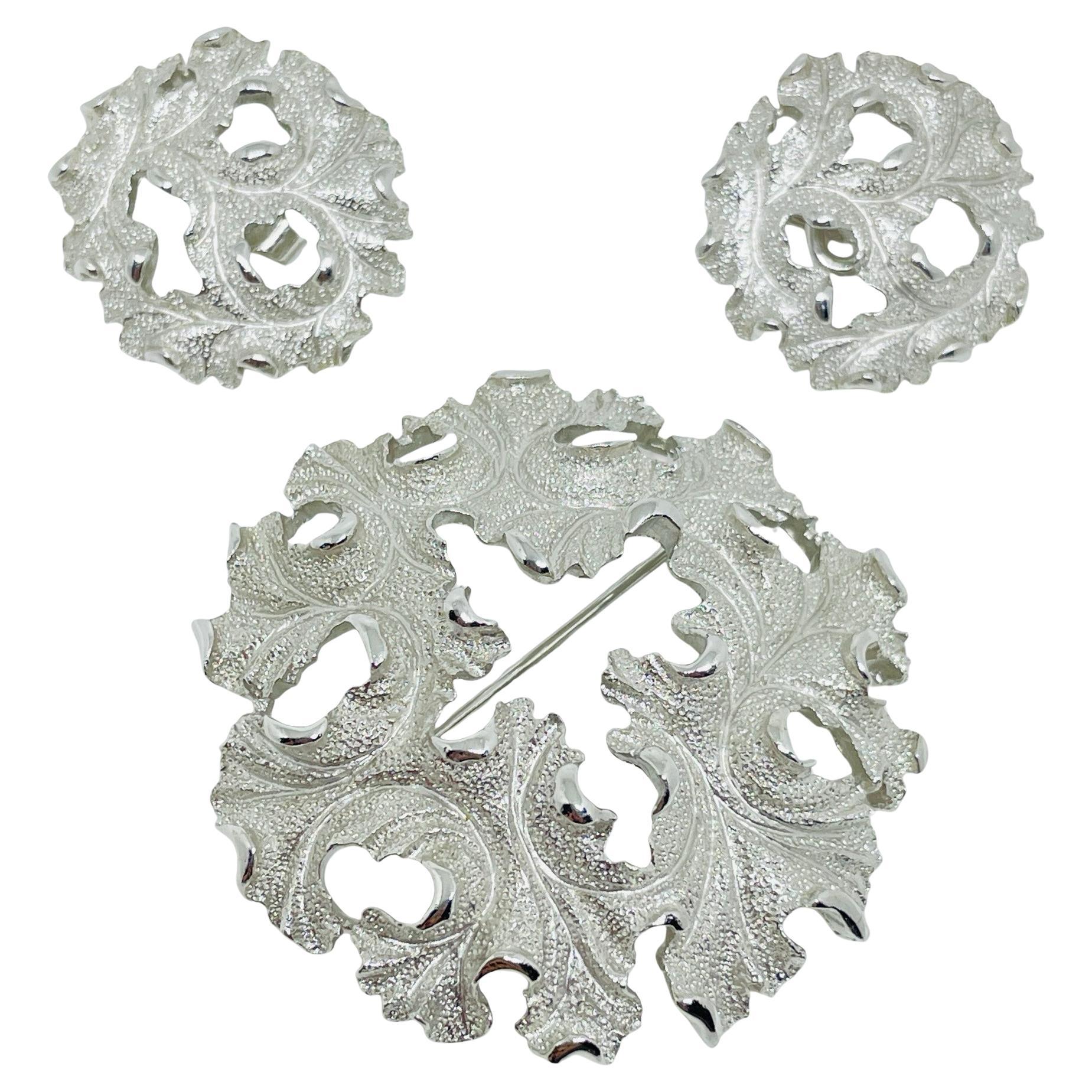 TRIFARI corona firmada tono plata broche de diseño conjunto pendientes