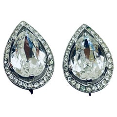 TRIFARI Couronne signée en verre argenté, boucles d'oreilles à clip.
