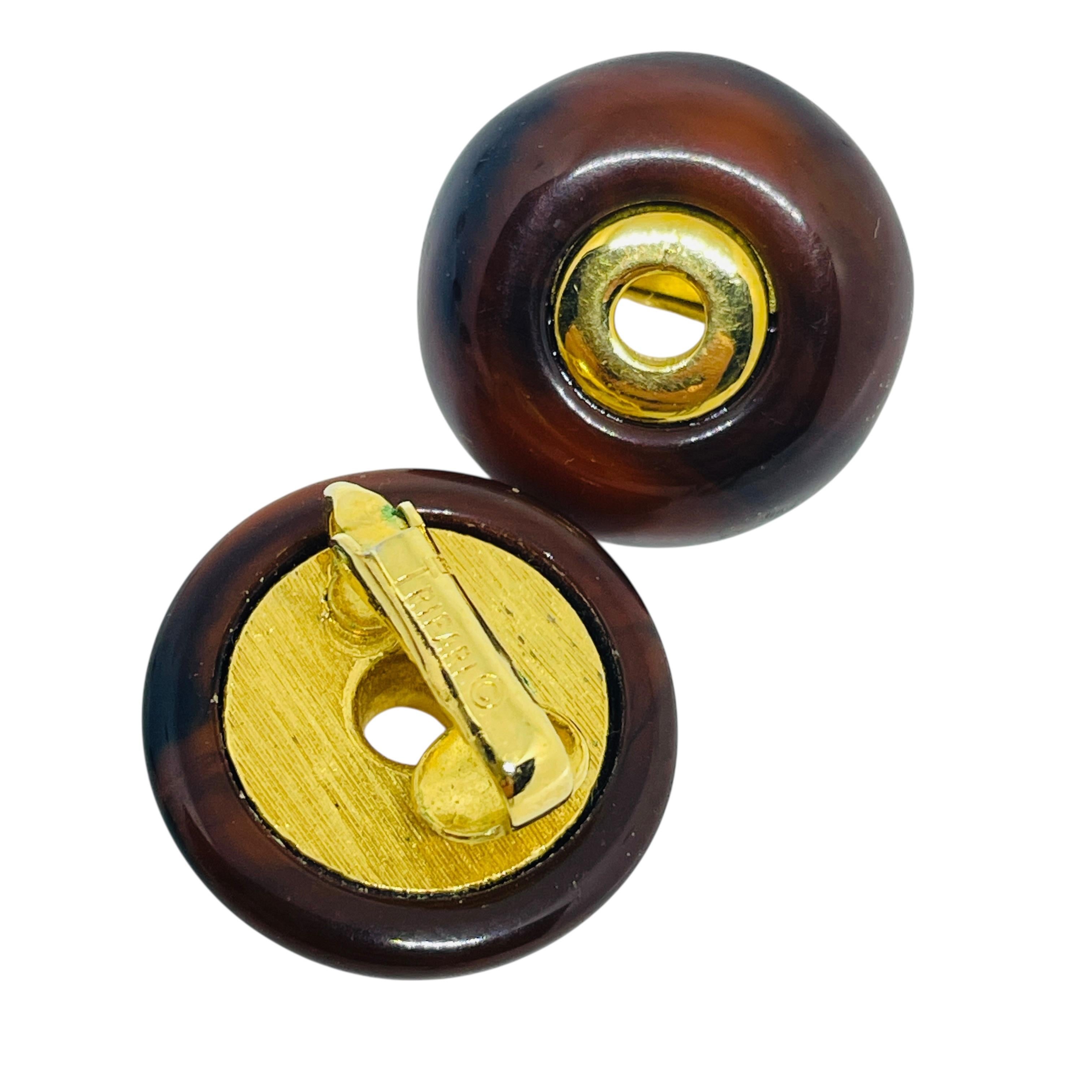 TRIFARI crown signed vintage gold tone amber lucite designer clip on earrings In Good Condition For Sale In Palos Hills, IL