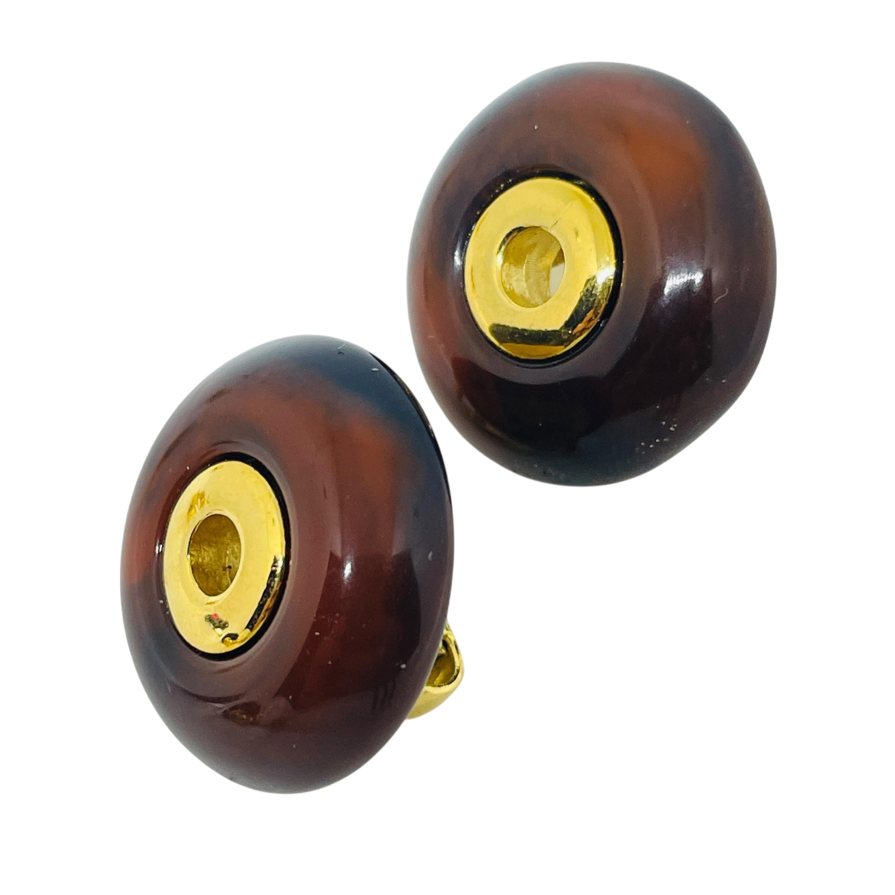 Women's or Men's TRIFARI crown signed vintage gold tone amber lucite designer clip on earrings For Sale