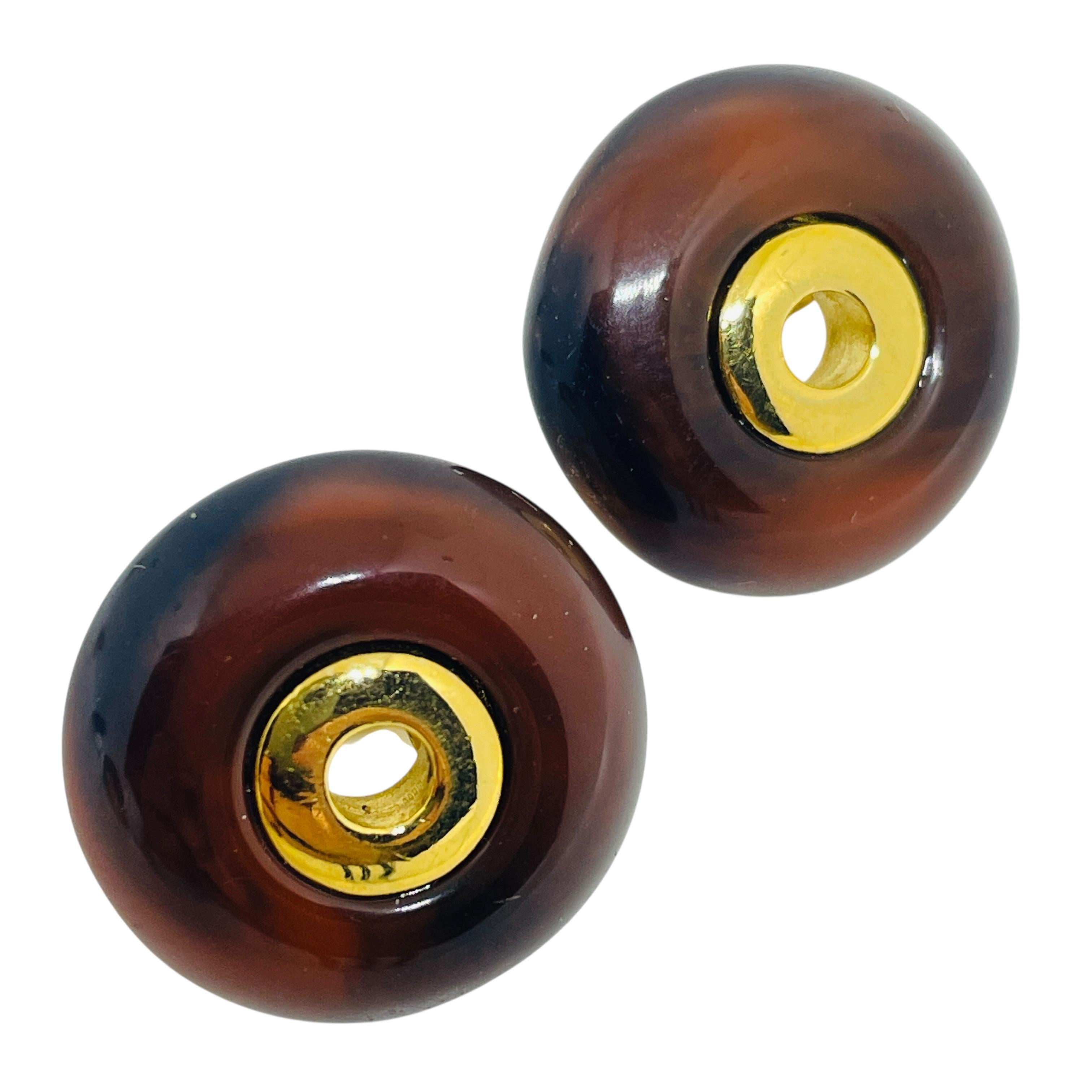 TRIFARI crown signed vintage gold tone amber lucite designer clip on earrings For Sale 1