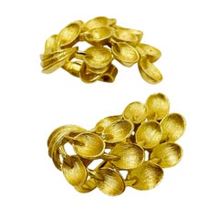 TRIFARI corona firmada vintage tono oro diseñador clip en pendientes