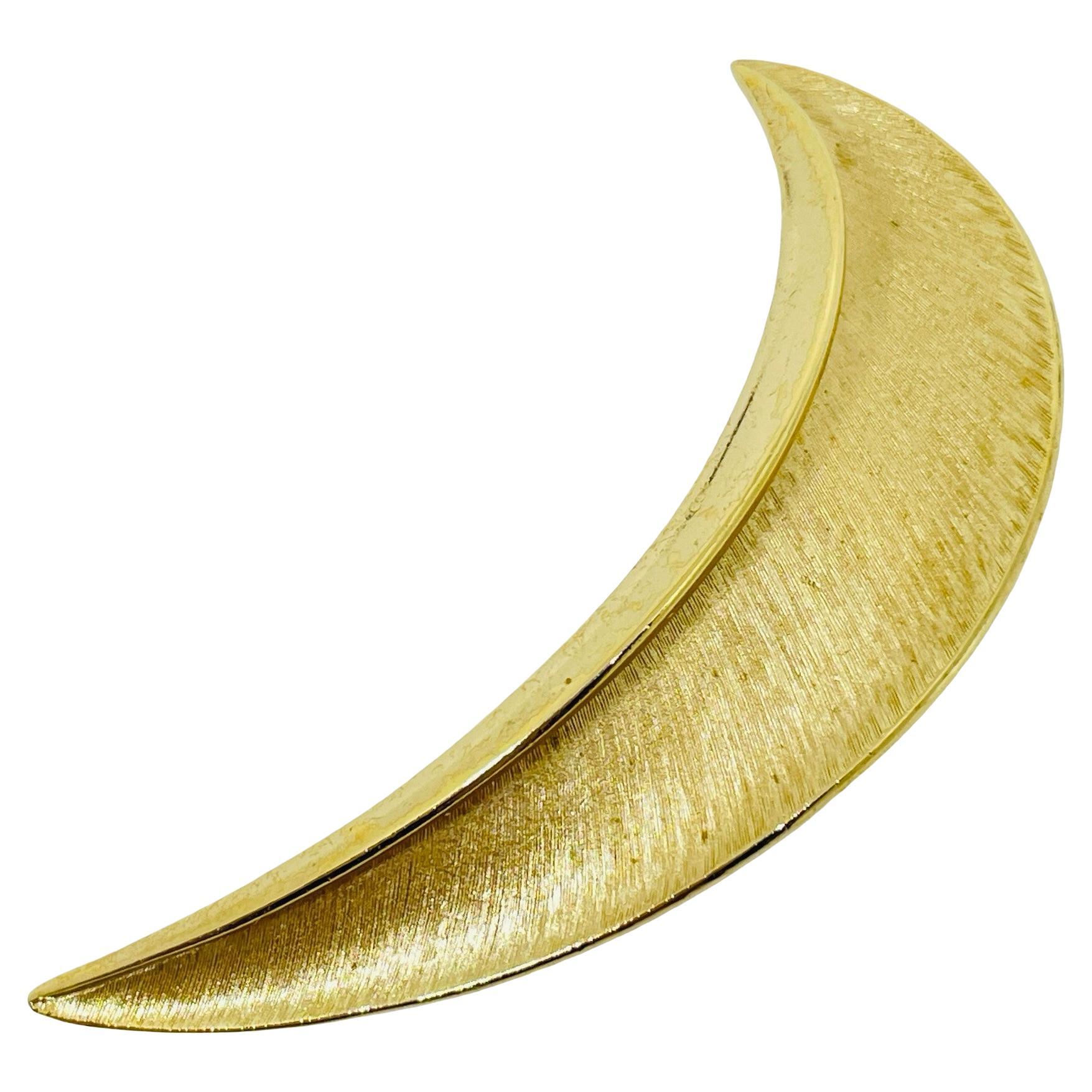 How do you identify a Trifari crown?