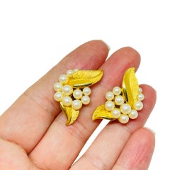 TRIFARI crown signed vintage gold tone pearl designer clip earrings