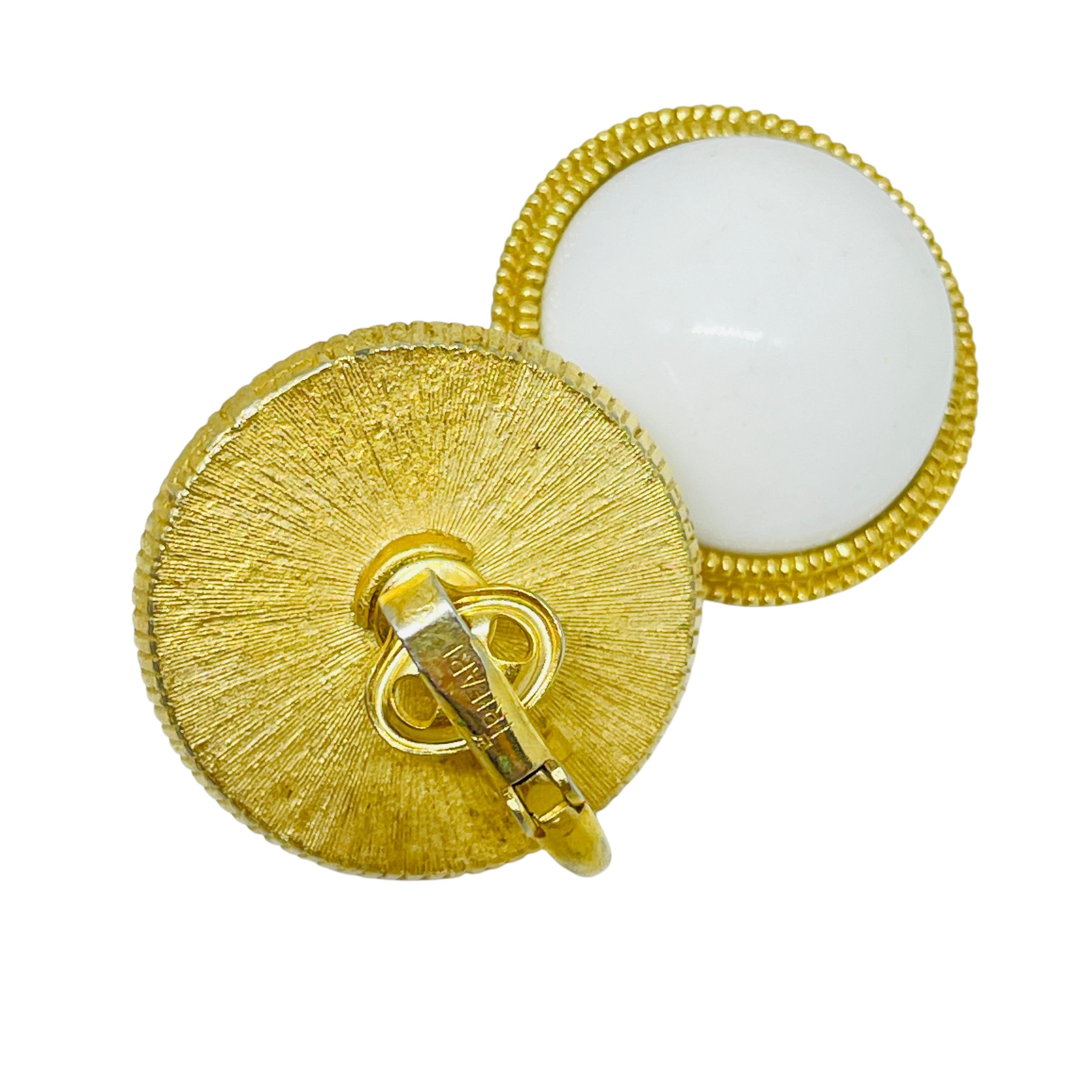 TRIFARI Krone signiert Vintage Gold Ton weiß Cabochon Designer Clip auf Ohrringe im Zustand „Gut“ im Angebot in Palos Hills, IL