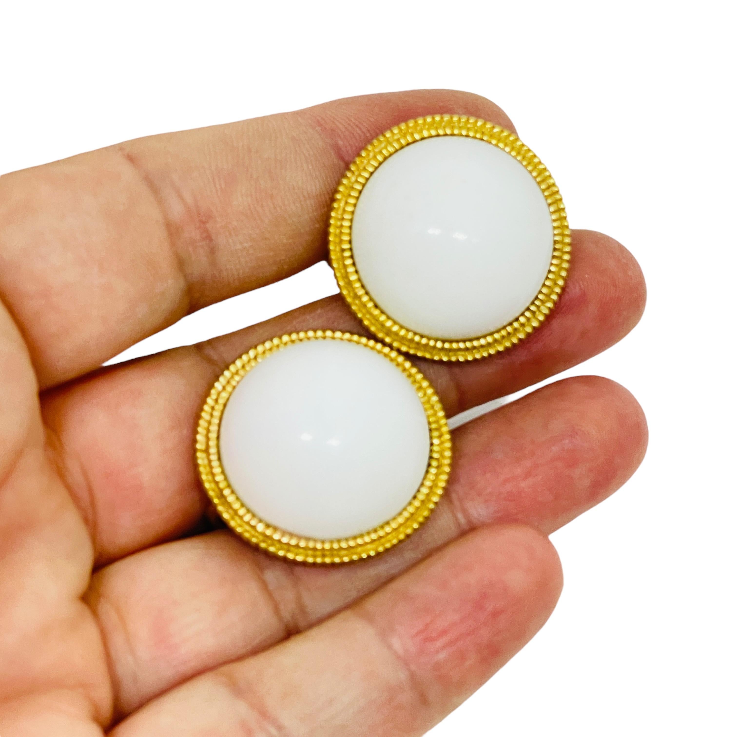 TRIFARI Krone signiert Vintage Gold Ton weiß Cabochon Designer Clip auf Ohrringe Damen im Angebot