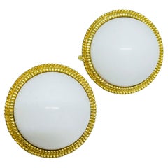 Orecchini a clip firmati Trifari corona d'oro vintage con cabochon bianco