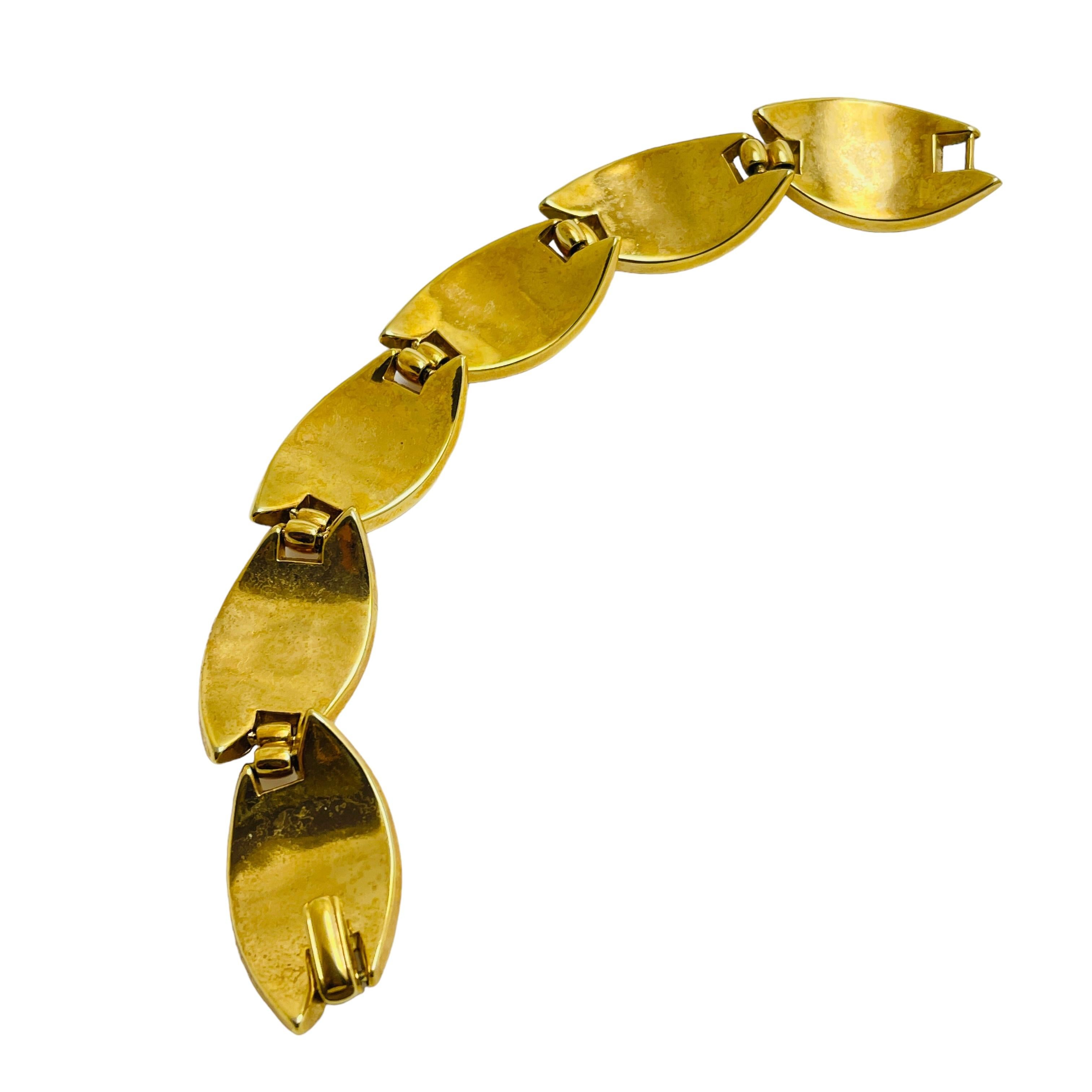 Bracciale firmato Trifari corona d'epoca in oro e smalto bianco In condizioni buone in vendita a Palos Hills, IL