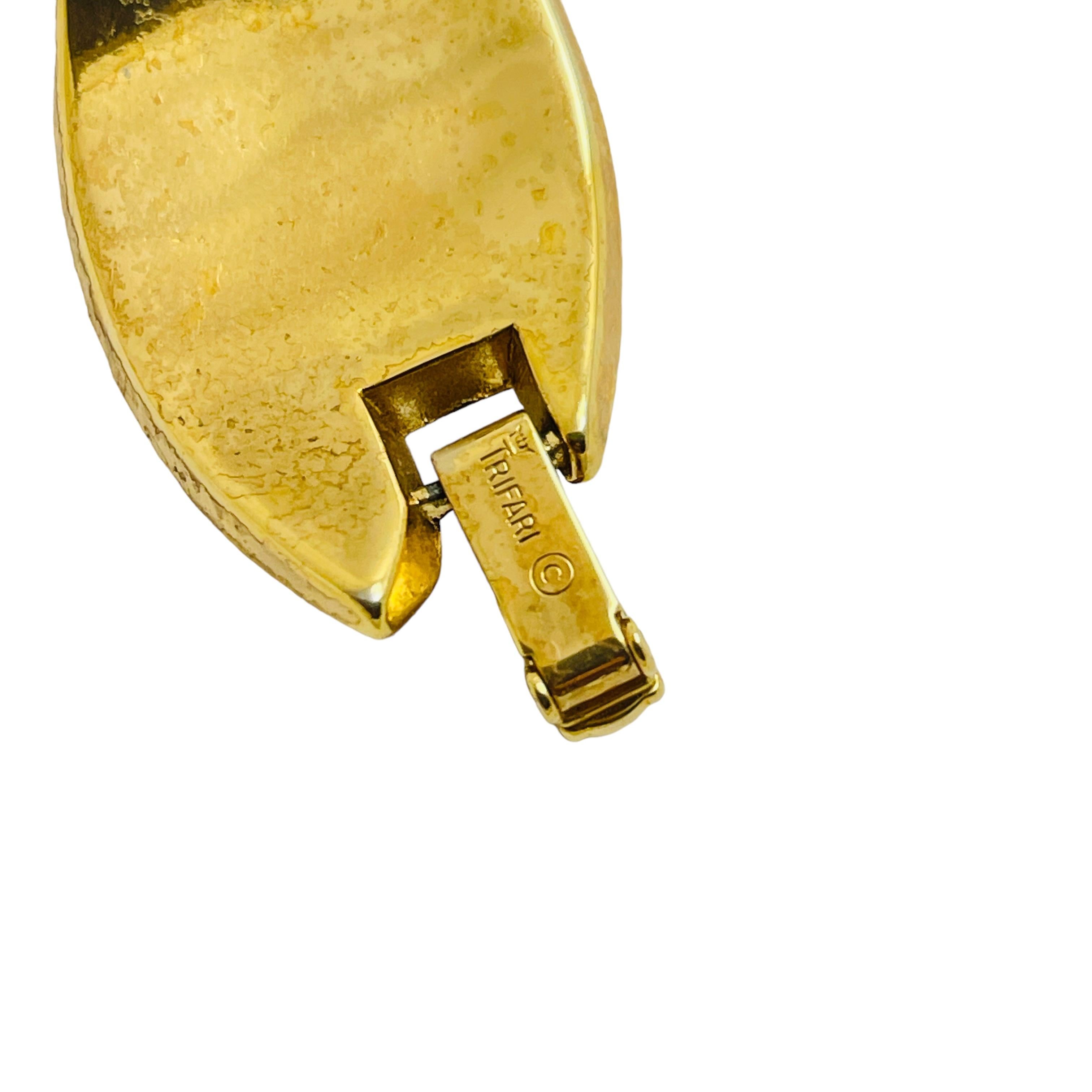 Donna Bracciale firmato Trifari corona d'epoca in oro e smalto bianco in vendita