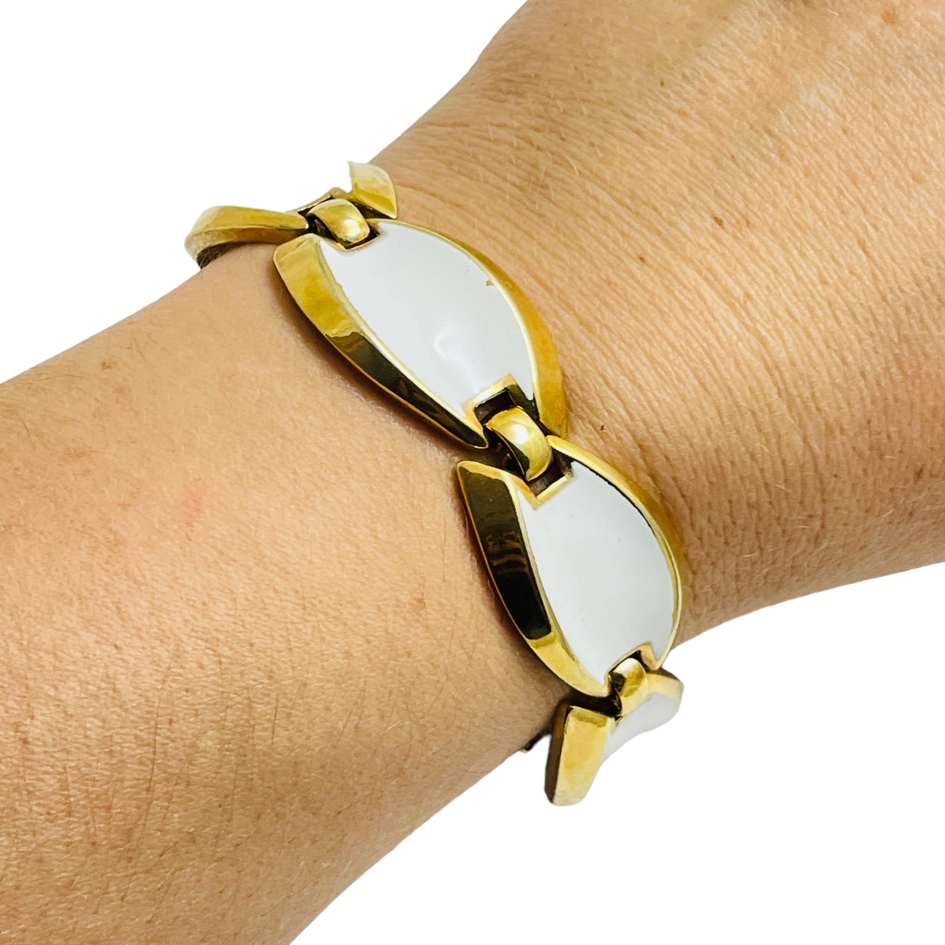 Bracciale firmato Trifari corona d'epoca in oro e smalto bianco in vendita 1