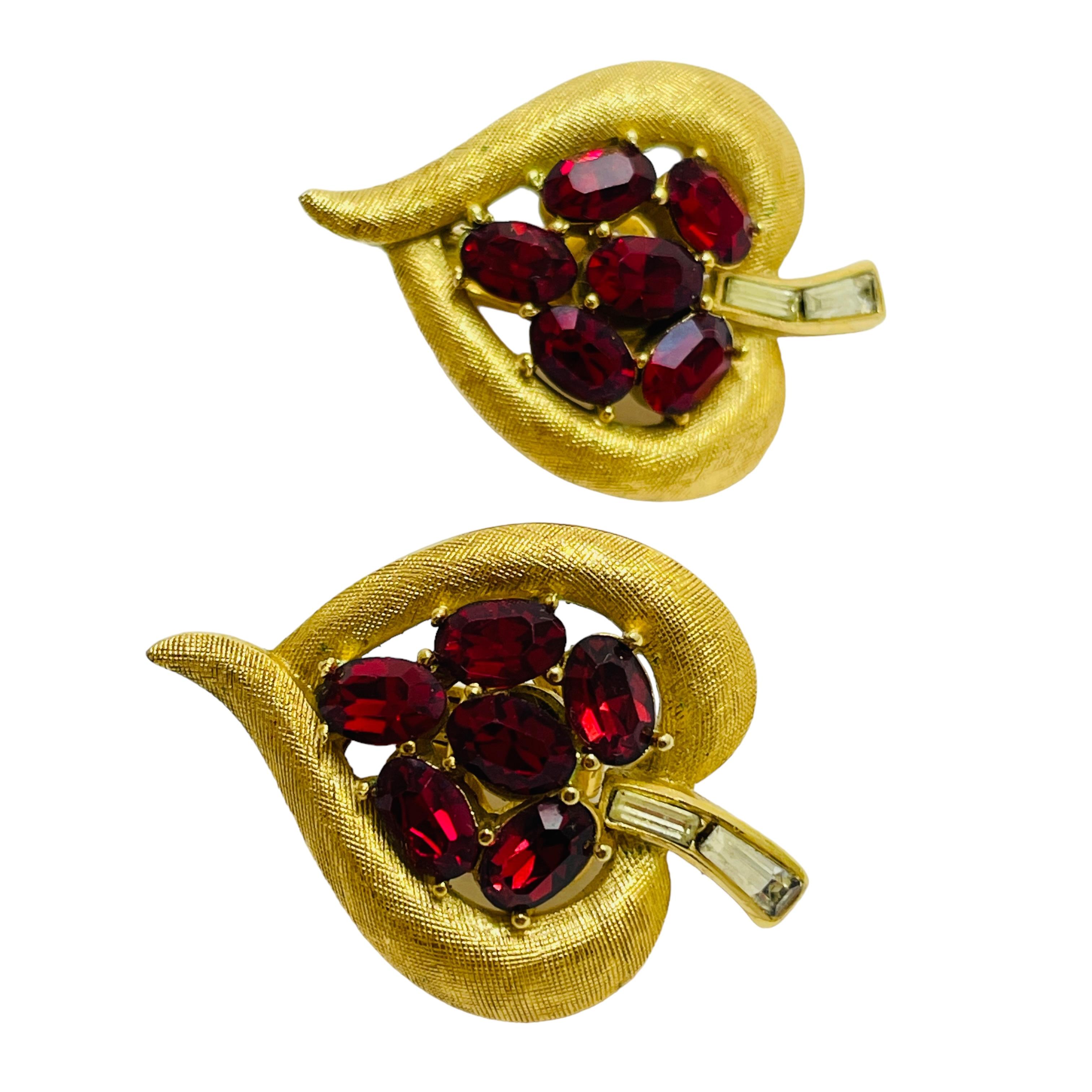 DETAILS

• signed TRIFARI 

• gold tone with rhinestones 

• vintage designer earrings

MEASUREMENTS  

• 

CONDITION

•  very good vintage condition with minimal signs of wear 

 Sku 43

❤️❤️  VINTAGE DESIGNER JEWELRY ❤️❤️

❤️❤️  ALEXANDER’S