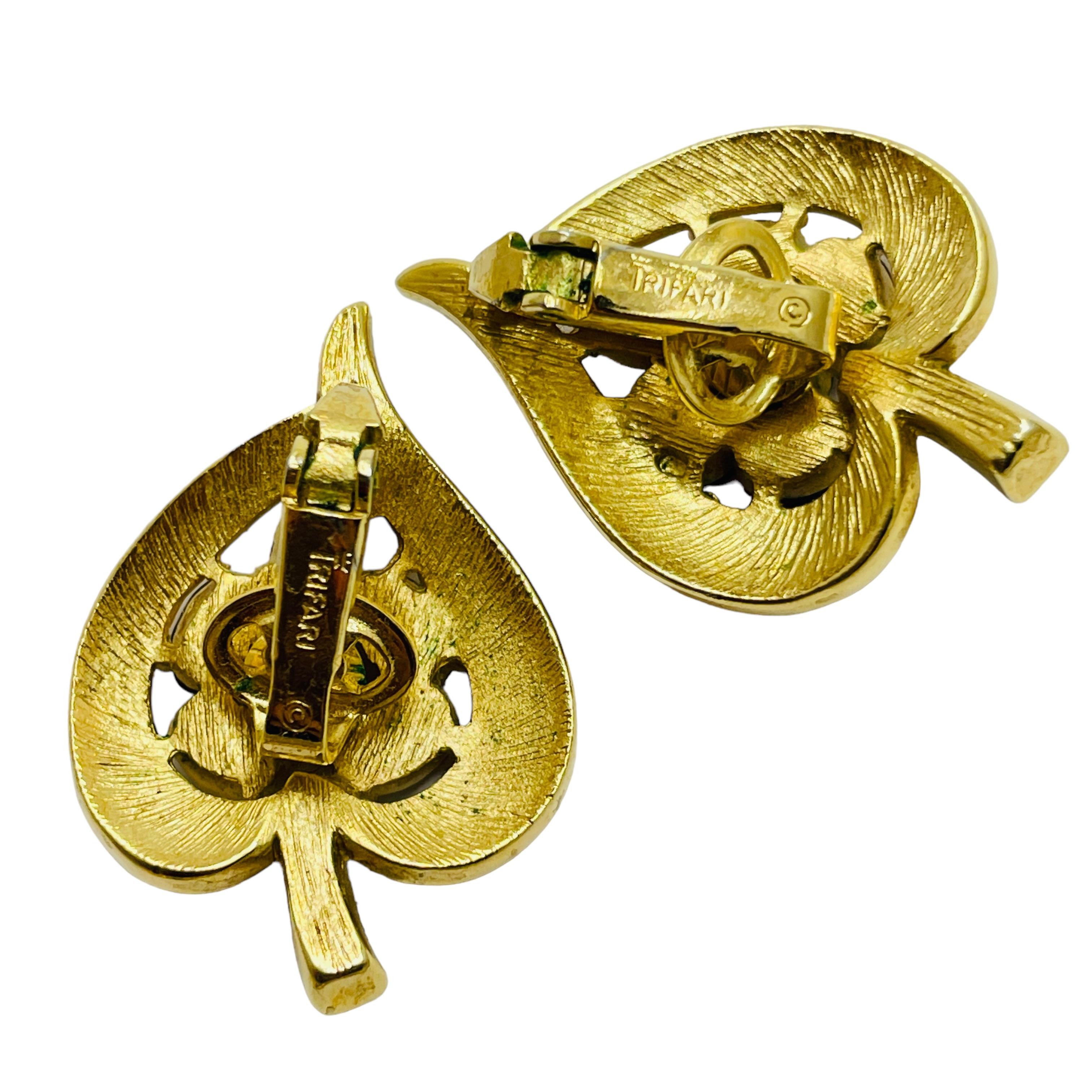 TRIFARI crown signed vintage heart gold red rhinestone designer clip on earrings In Good Condition For Sale In Palos Hills, IL