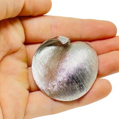 Spilla firmata Trifari con corona d'argento d'epoca