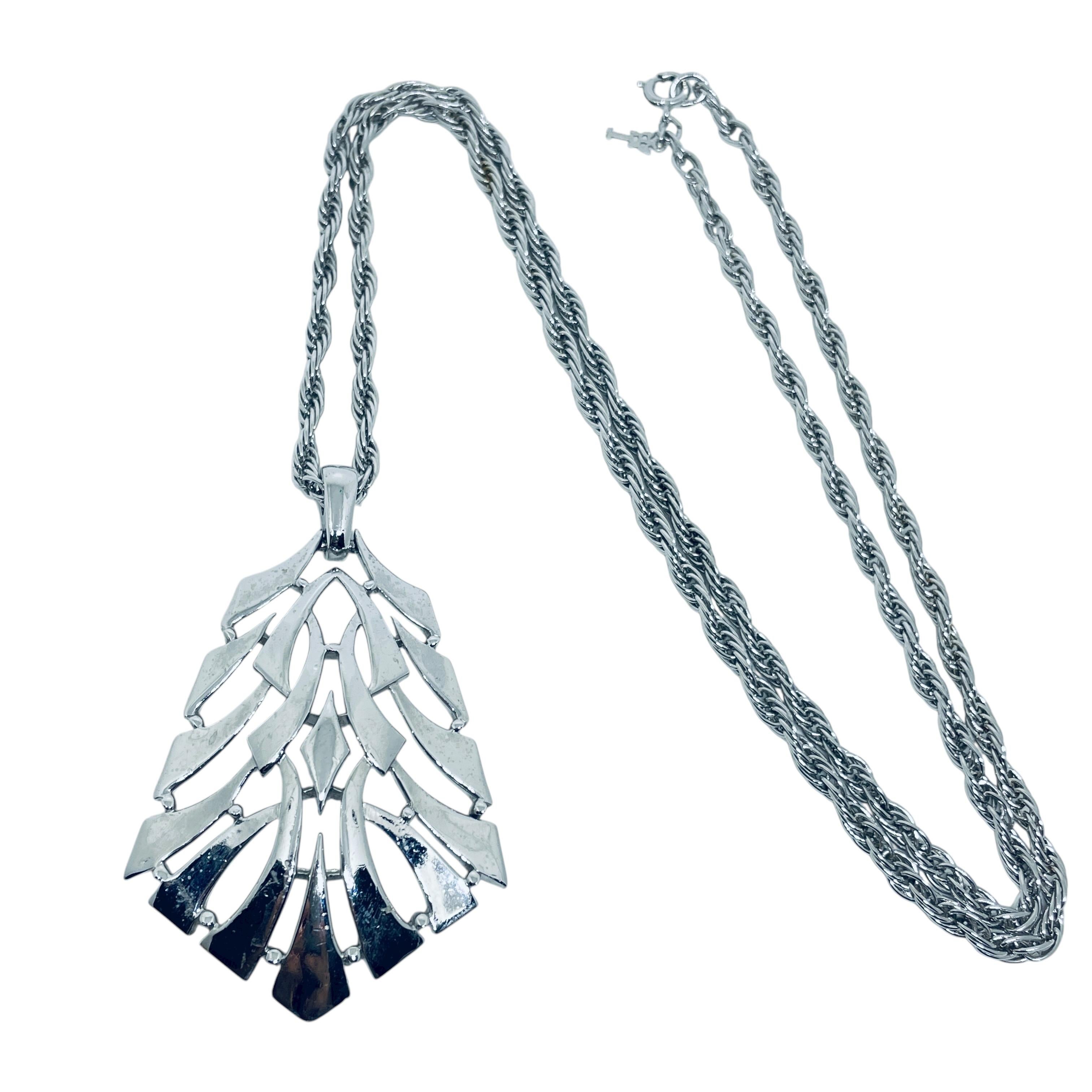 DÉTAILS

• couronne signée Trifari

• ton argenté 

• Collier de créateur vintage
 

MESURES  

• Le pendentif mesure 2 1/2