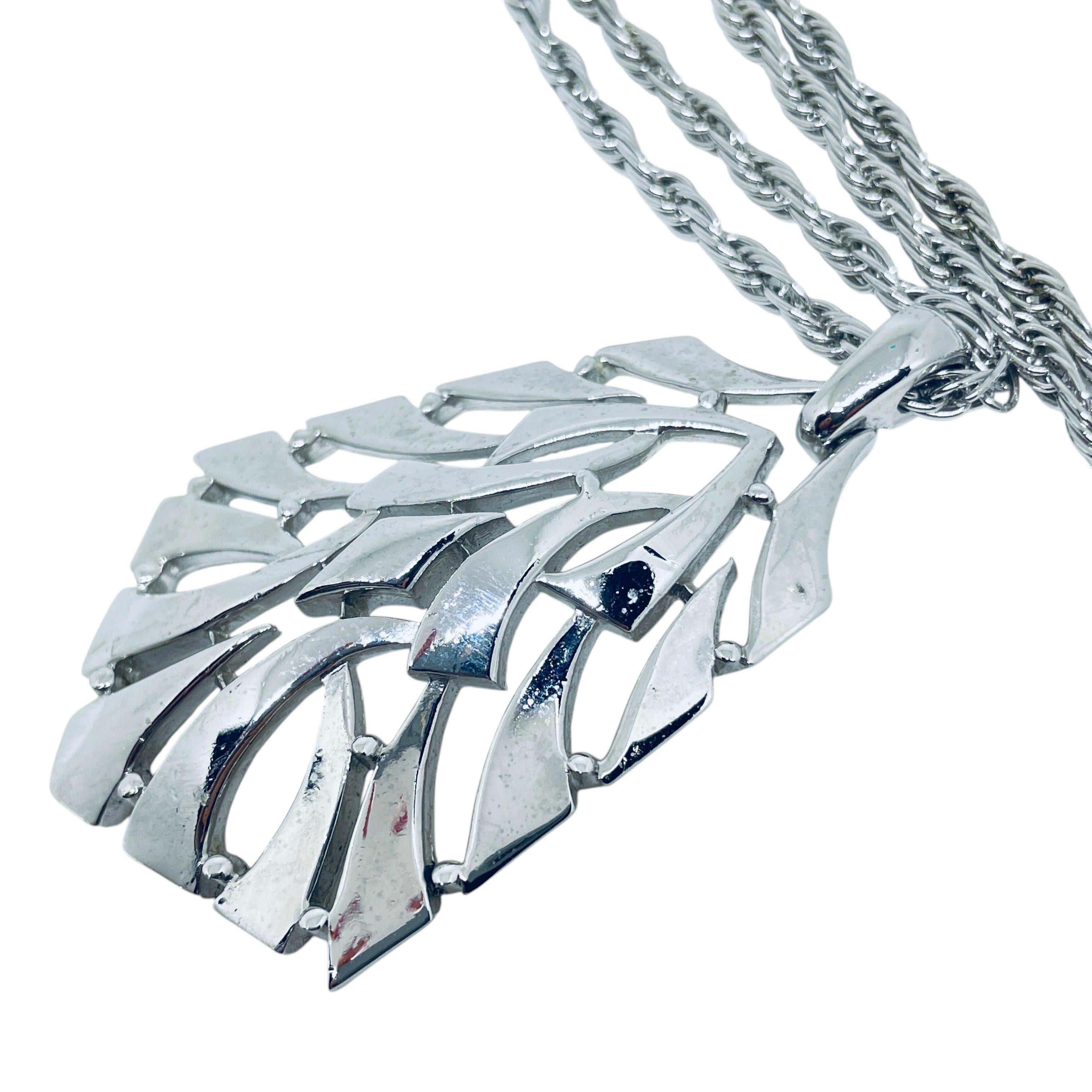 TRIFARI couronne signée vintage argent ton sur ton chaîne pendentif designer Bon état - En vente à Palos Hills, IL