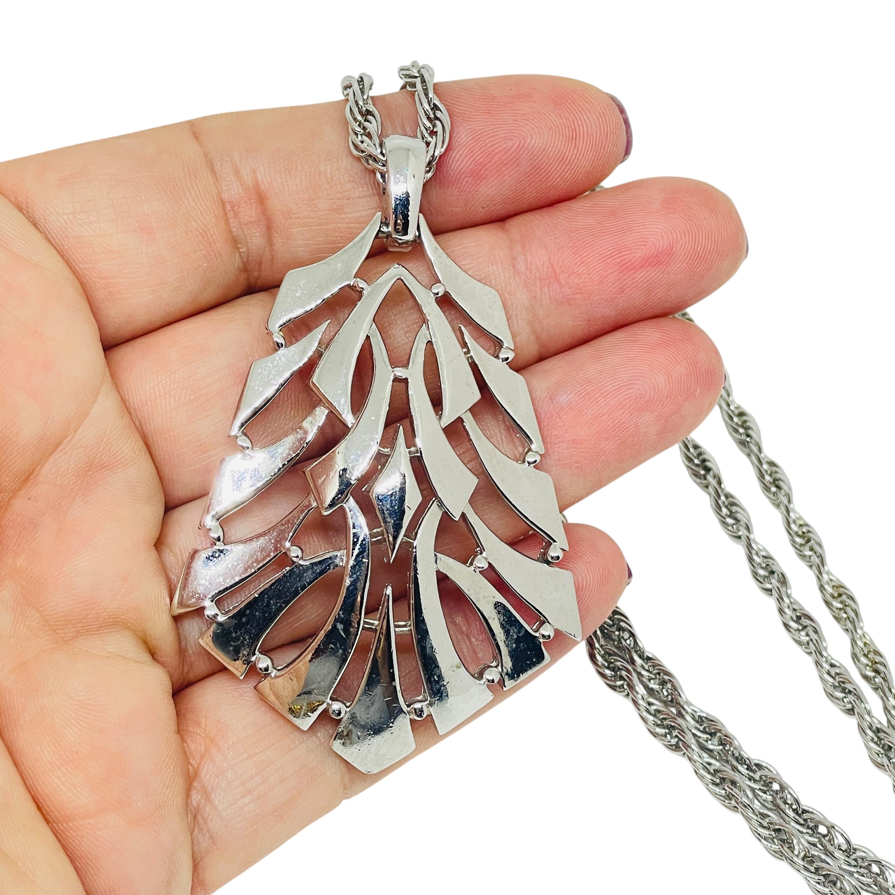 TRIFARI couronne signée vintage argent ton sur ton chaîne pendentif designer en vente 2