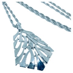 TRIFARI corona firmata vintage in argento con catena pendente di design