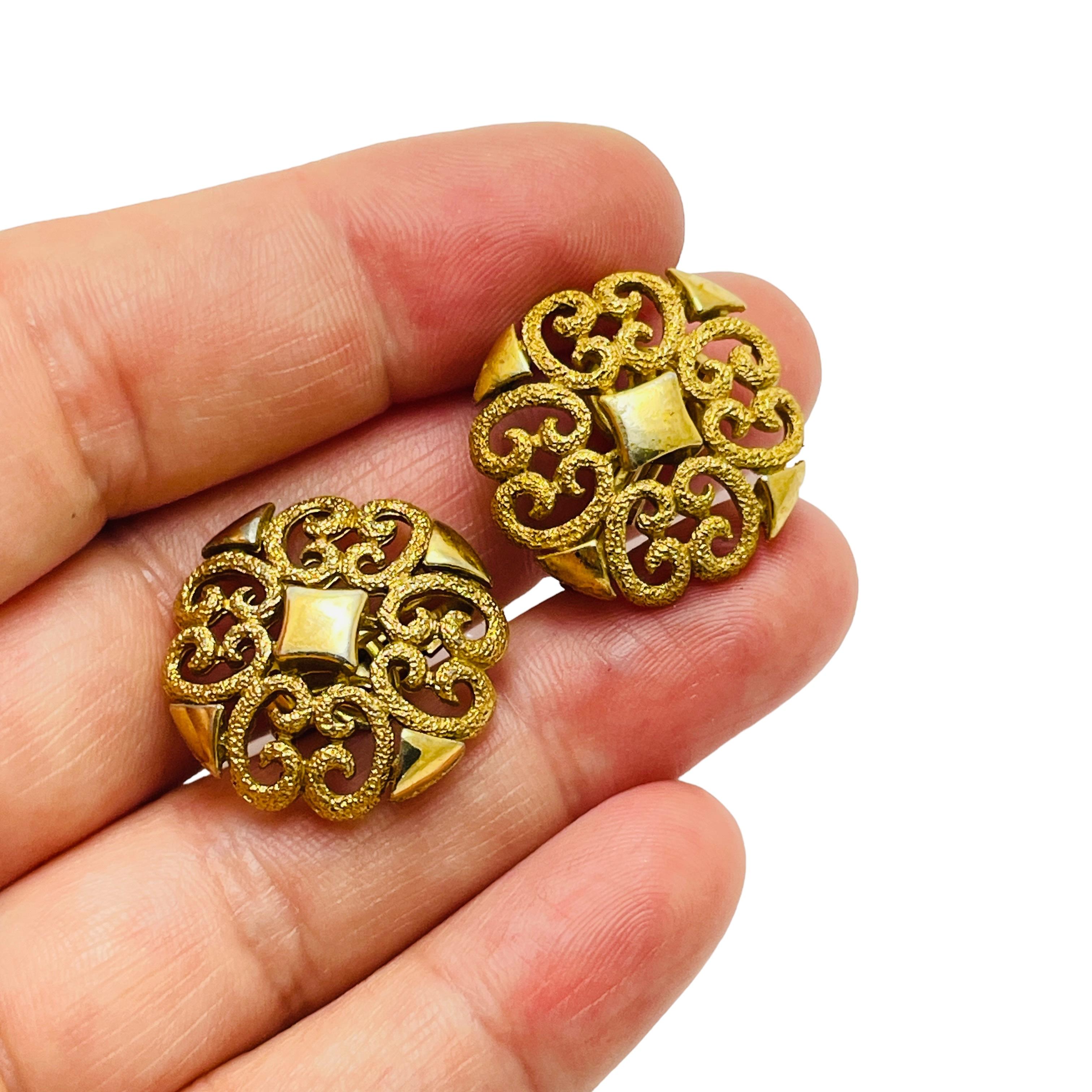DETAILS

• signed TRIFARI

• gold tone 

• vintage designer earrings

MEASUREMENTS

• 

CONDITION

• excellent vintage condition with minimal signs of wear

❤️❤️ VINTAGE DESIGNER JEWELRY ❤️❤️
❤️❤️ ALEXANDER'S BOUTIQUE ❤️❤️