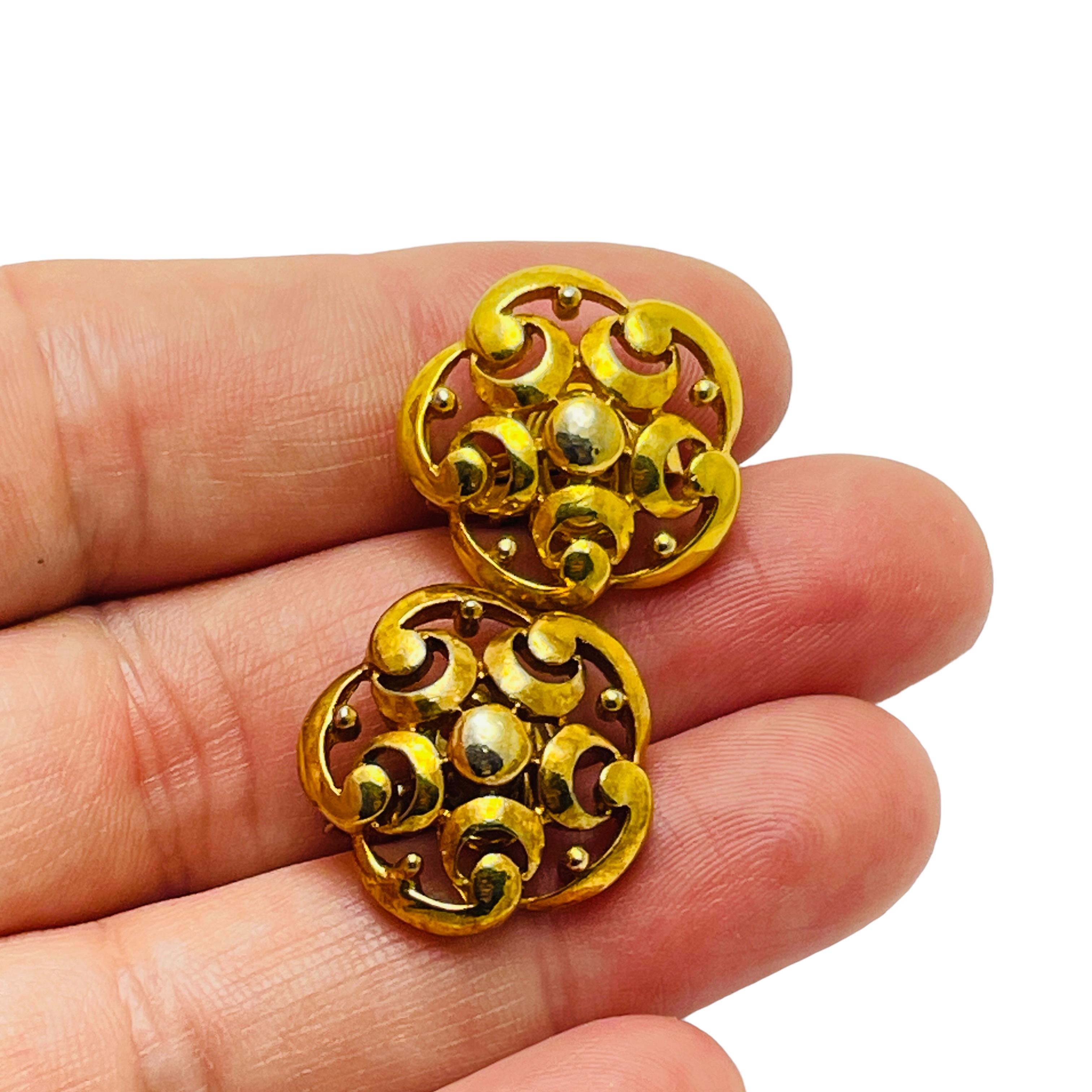 TRIFARI crown vintage gold flower designer clip on earrings In Good Condition For Sale In Palos Hills, IL