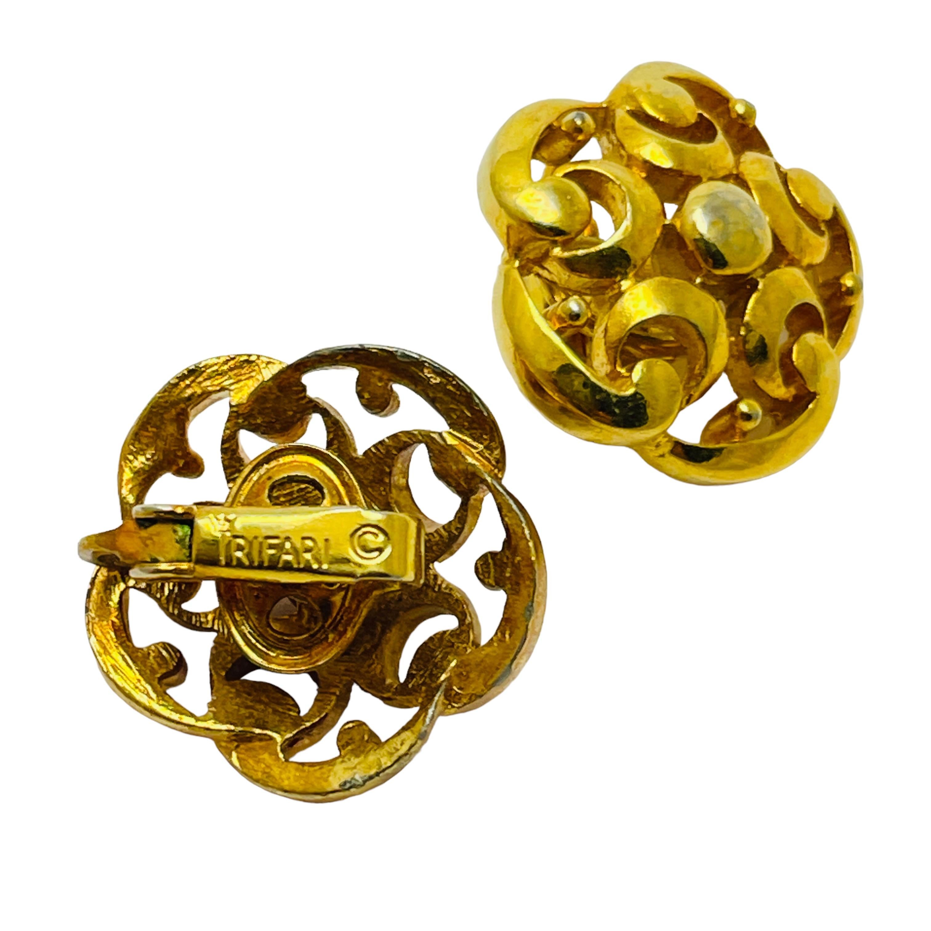 Women's or Men's TRIFARI crown vintage gold flower designer clip on earrings For Sale