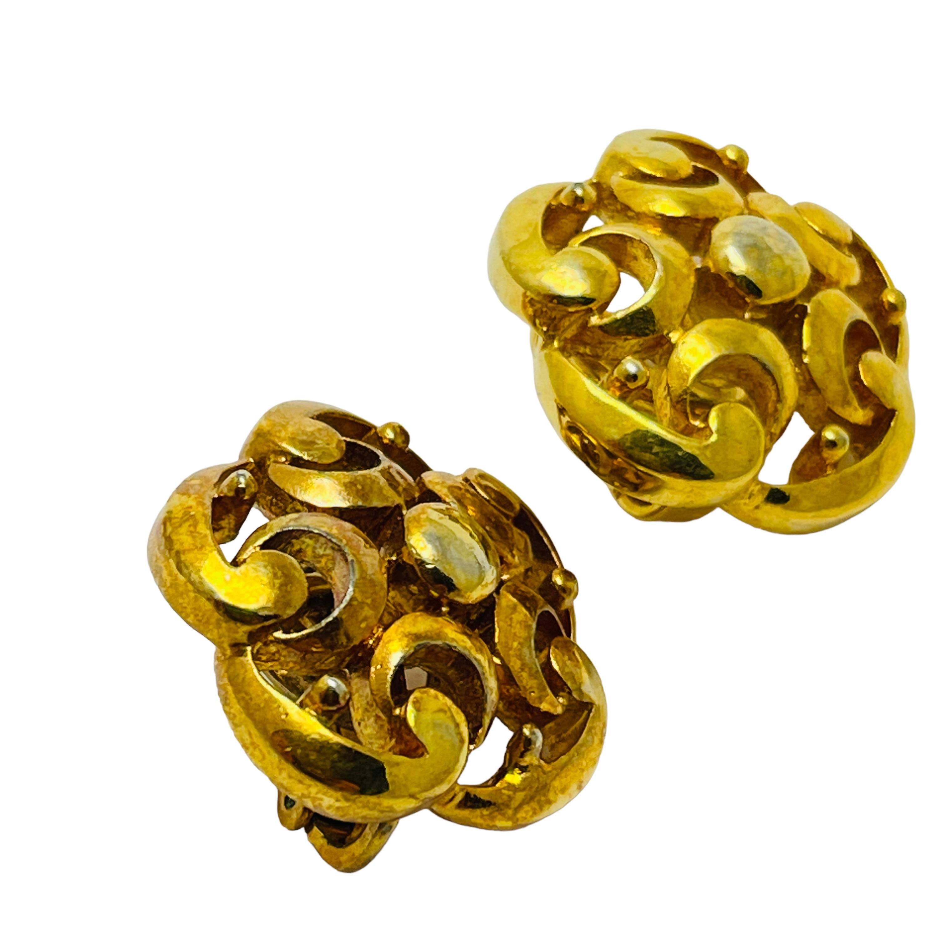 TRIFARI crown vintage gold flower designer clip on earrings For Sale 1