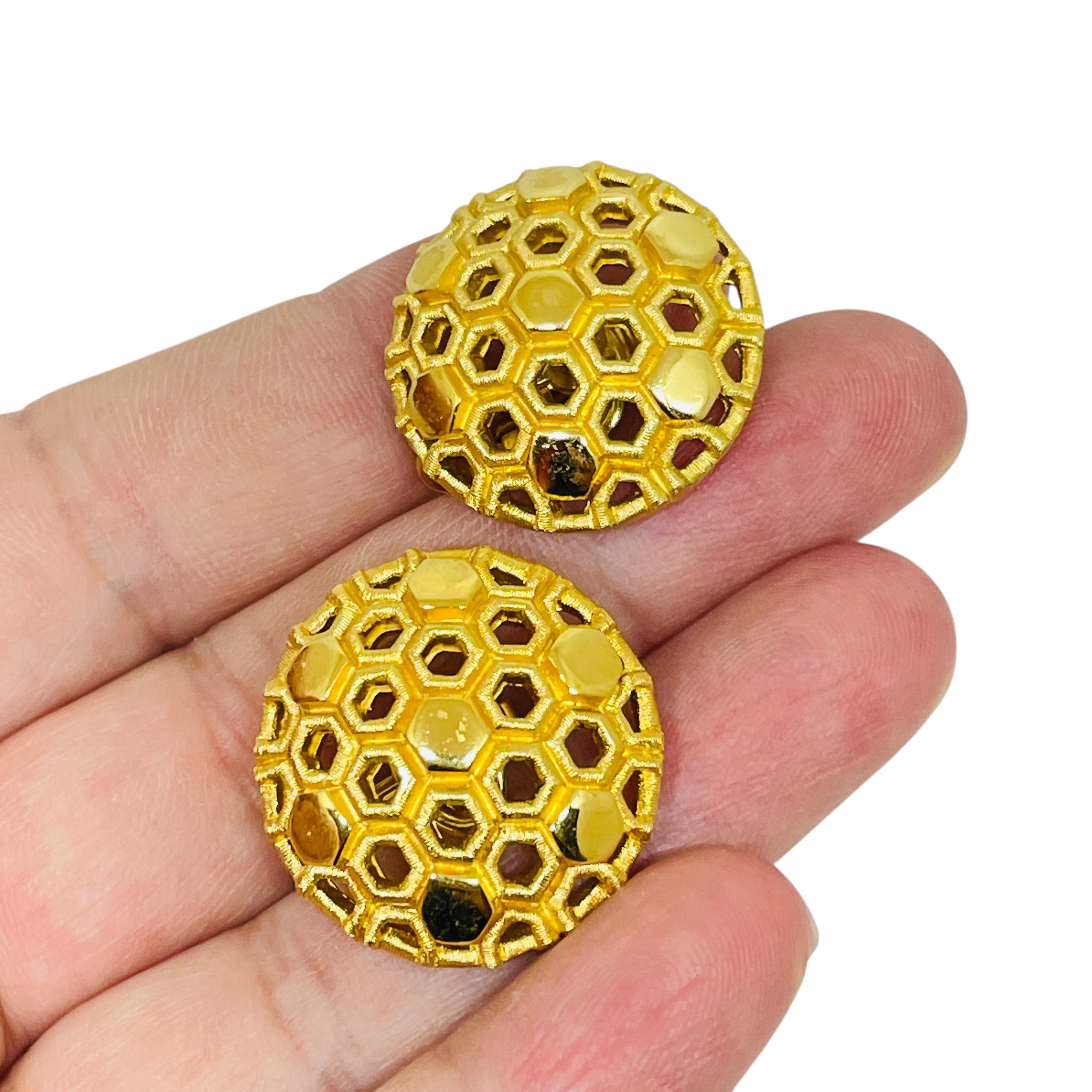 TRIFARI Krone Vintage signiert Gold Ton geometrische Designer Clip auf Ohrringe Damen im Angebot